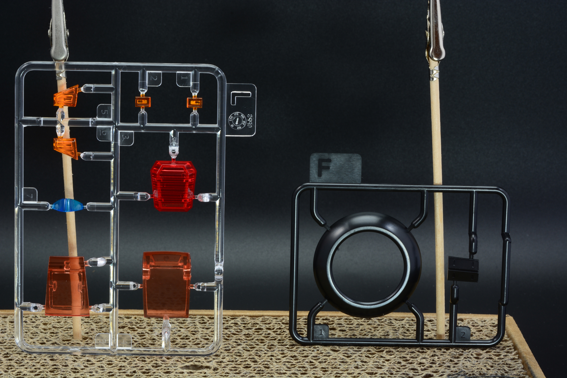 「MODEROID ガーランド」のランナーの一部。白、灰色、赤など成型色で細かく分かれているだけでなく、負荷のかかる部品はABSを使用するなど設計の巧みさを感じさせる