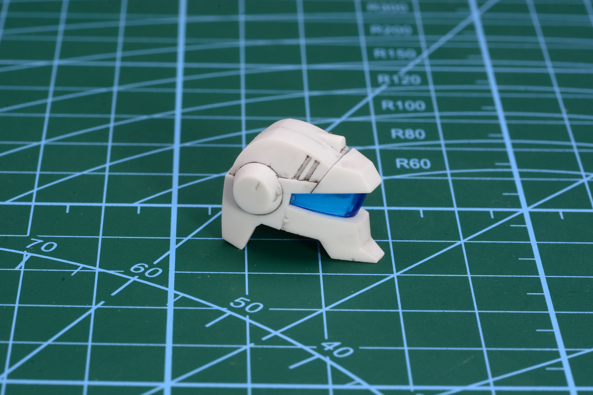 カメラアイにクリアパーツを使用。スミ入れでディテールが浮き出す