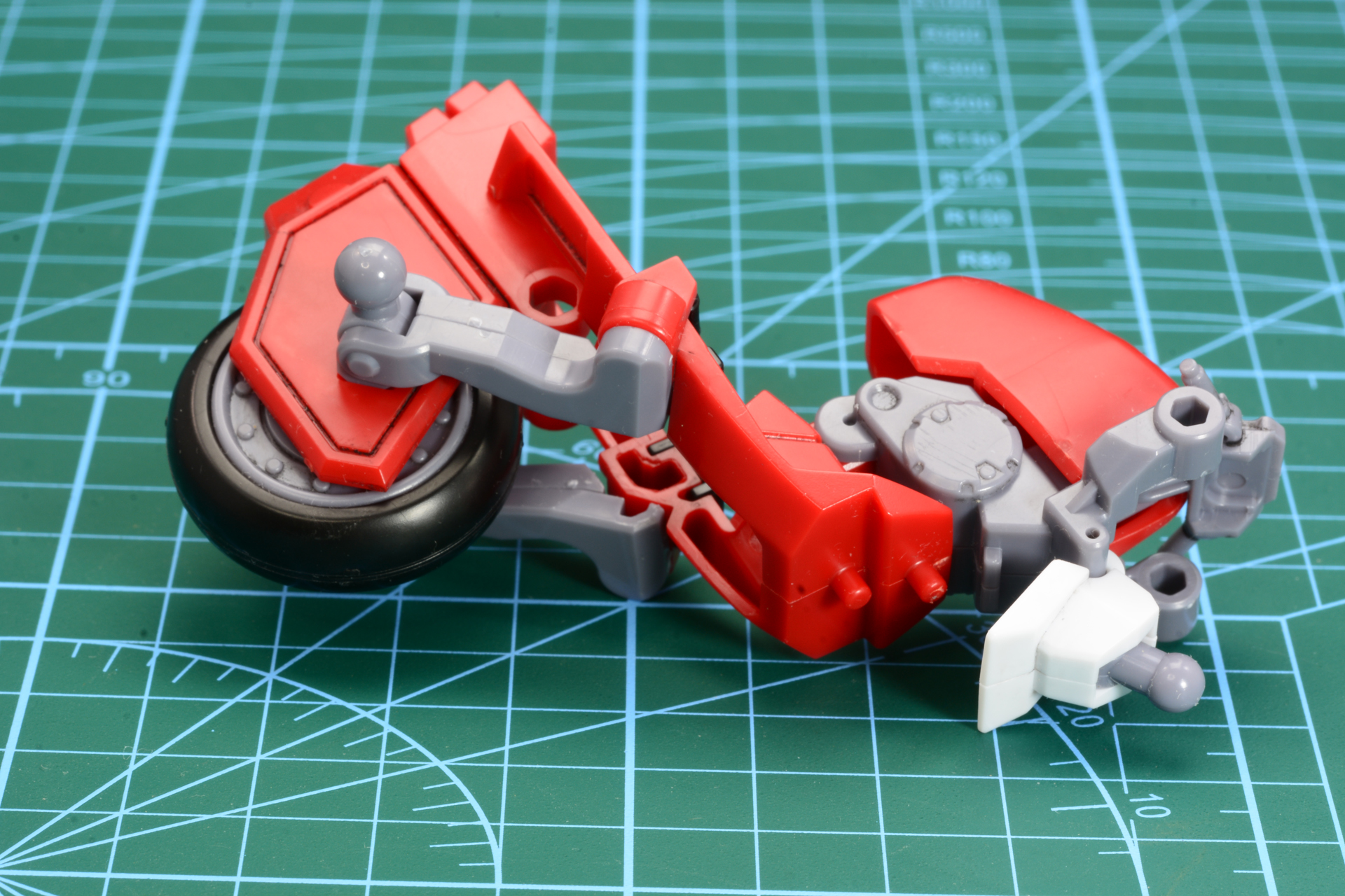 アームはABS、ディテールは甘めだが、耐久力が高い