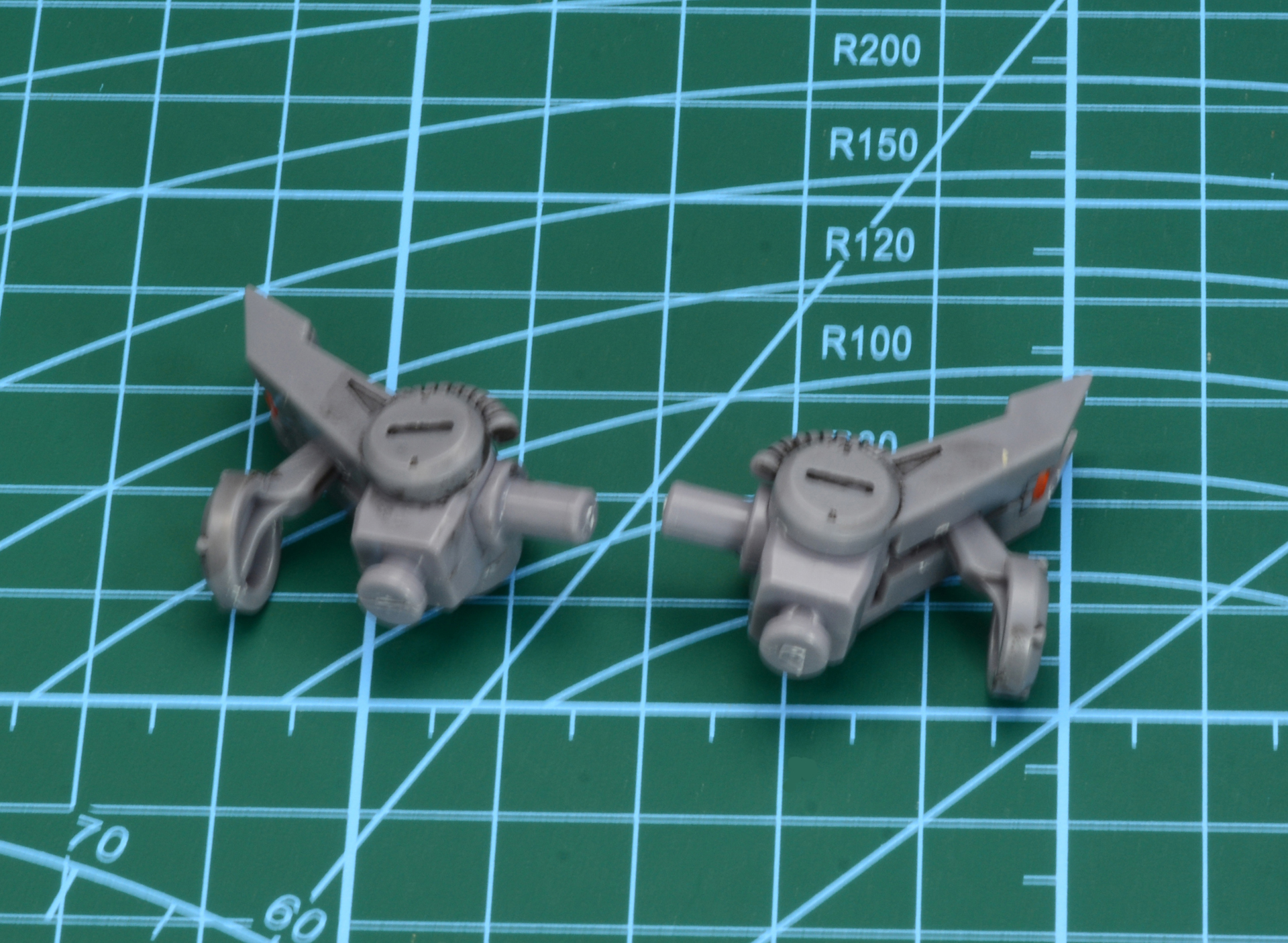 メカニカルな肩のデザイン