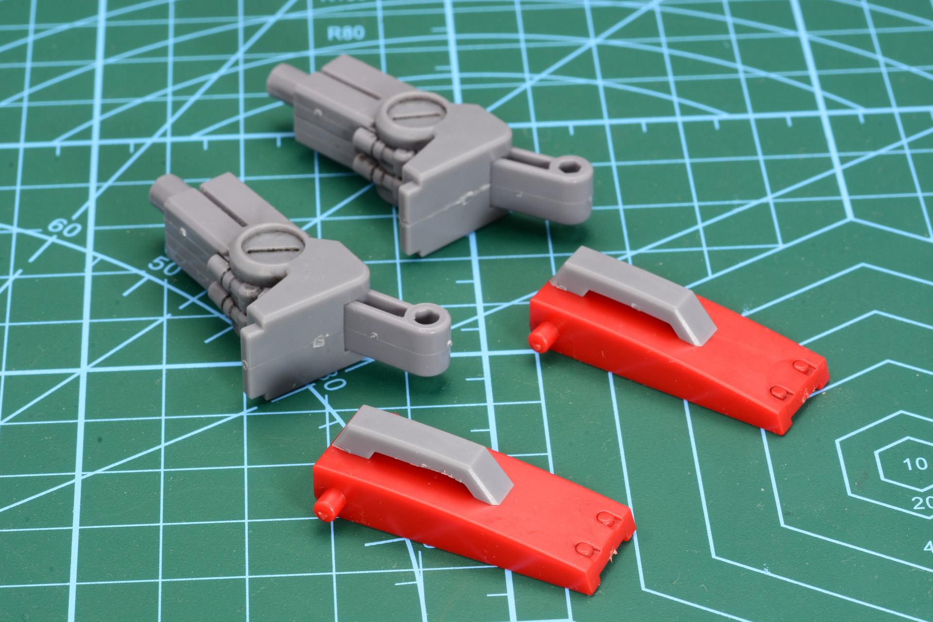 膝部分とふくらはぎの装甲。どちらも変形で重要な役割を果たす