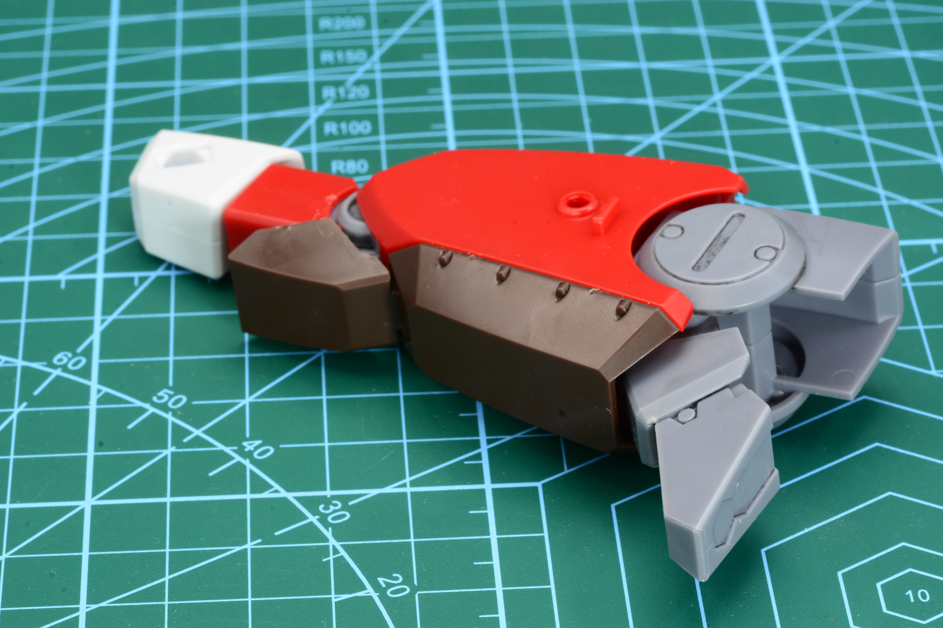 足の完成。アニメの設定画に近く、ディテール表現は少なめだ