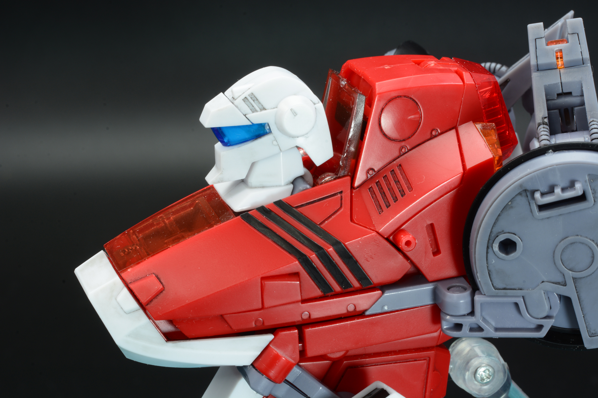 ボディ側面の黒い太い線はシール。貼ることでグッと締まる