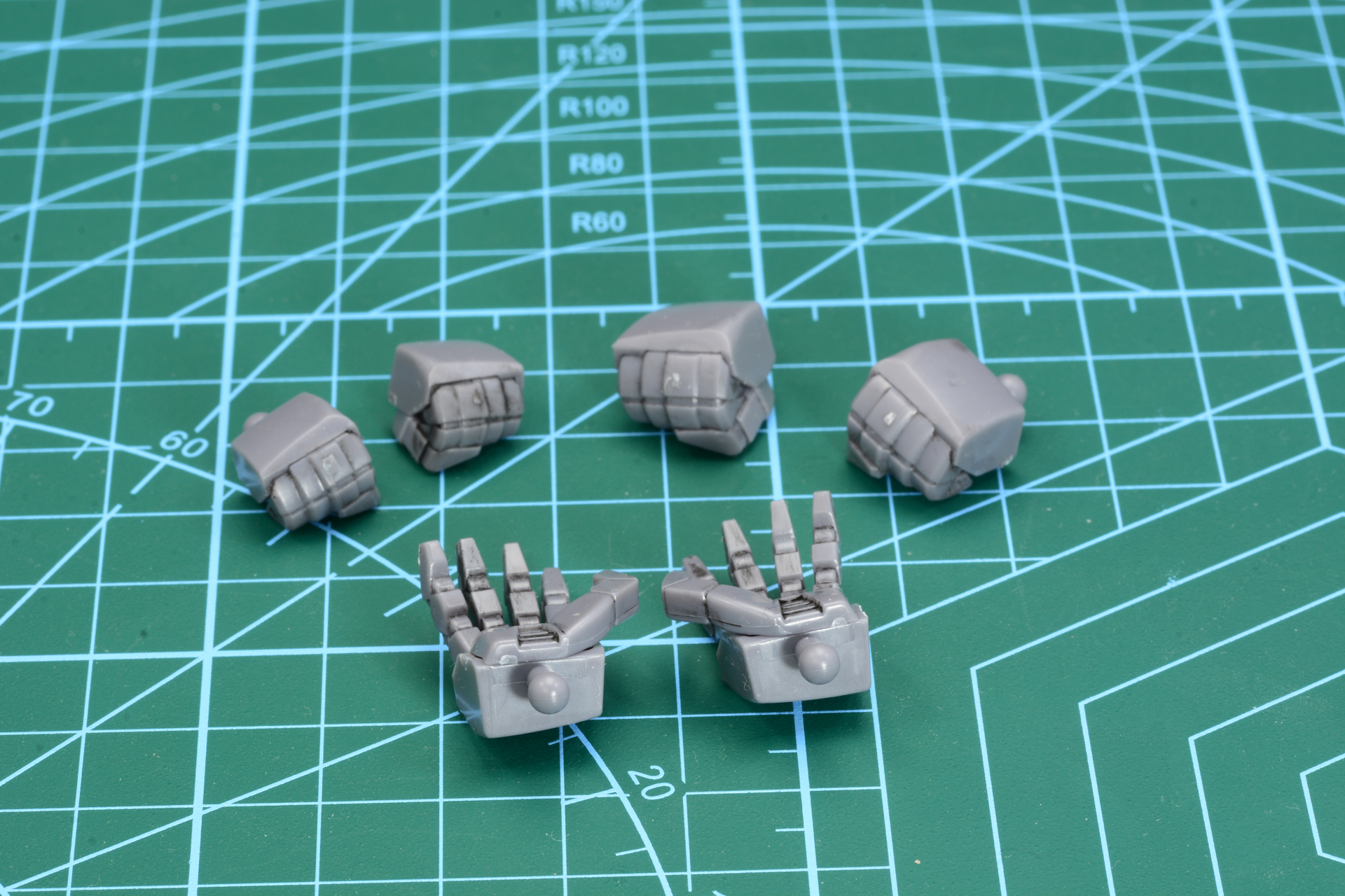 変形に使う握り手は小さめ。ディテールアップ用の大きな握り手と平手がある