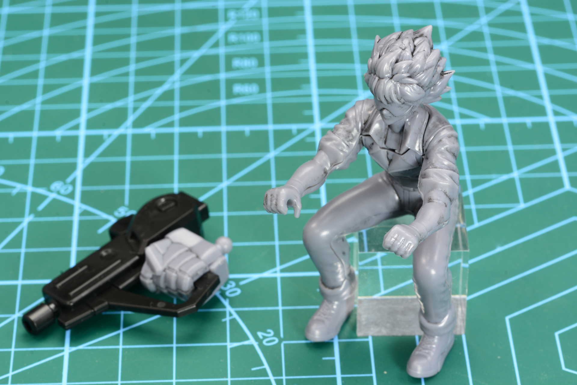 矢作省吾のフィギュアと、武器の「レーザーオーブガン」