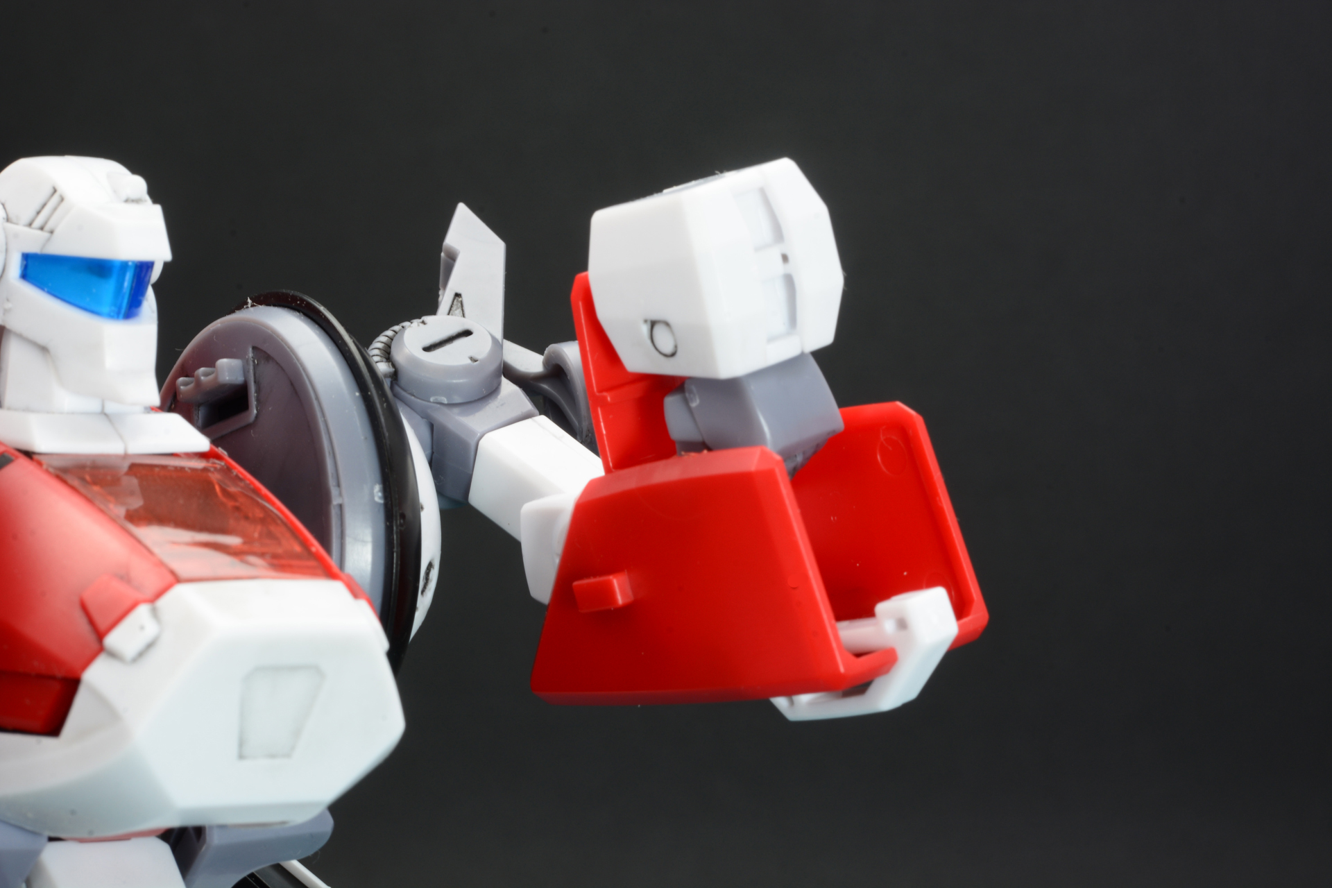 カバーを開け、基部を回転させ拳を収納