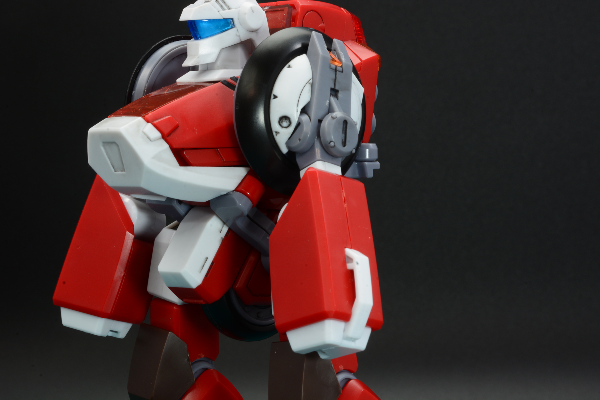 腕を肘関節を使って縮め、肩を基部に密着させる