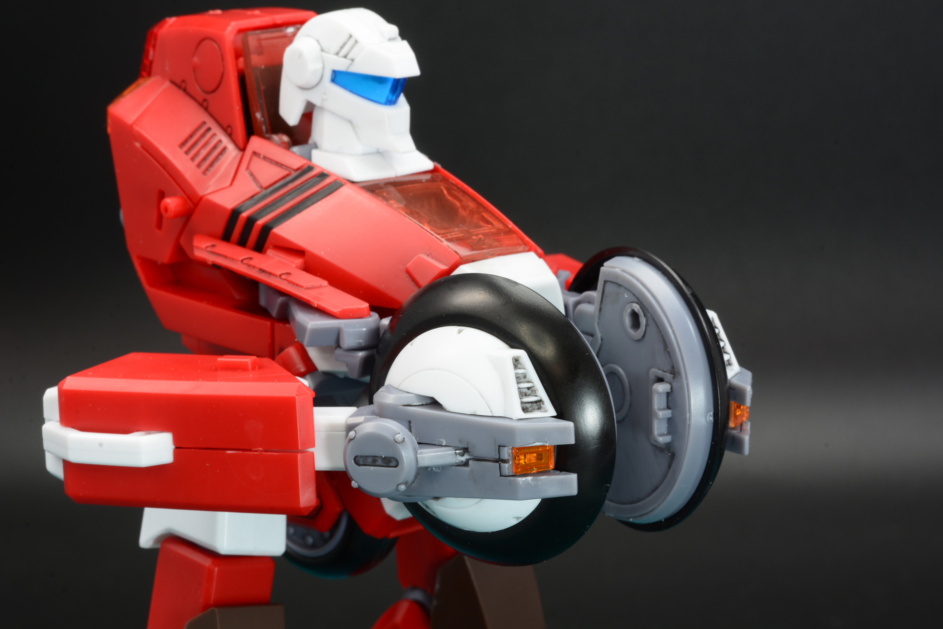 アームを動かし、基部を前方に移動させる