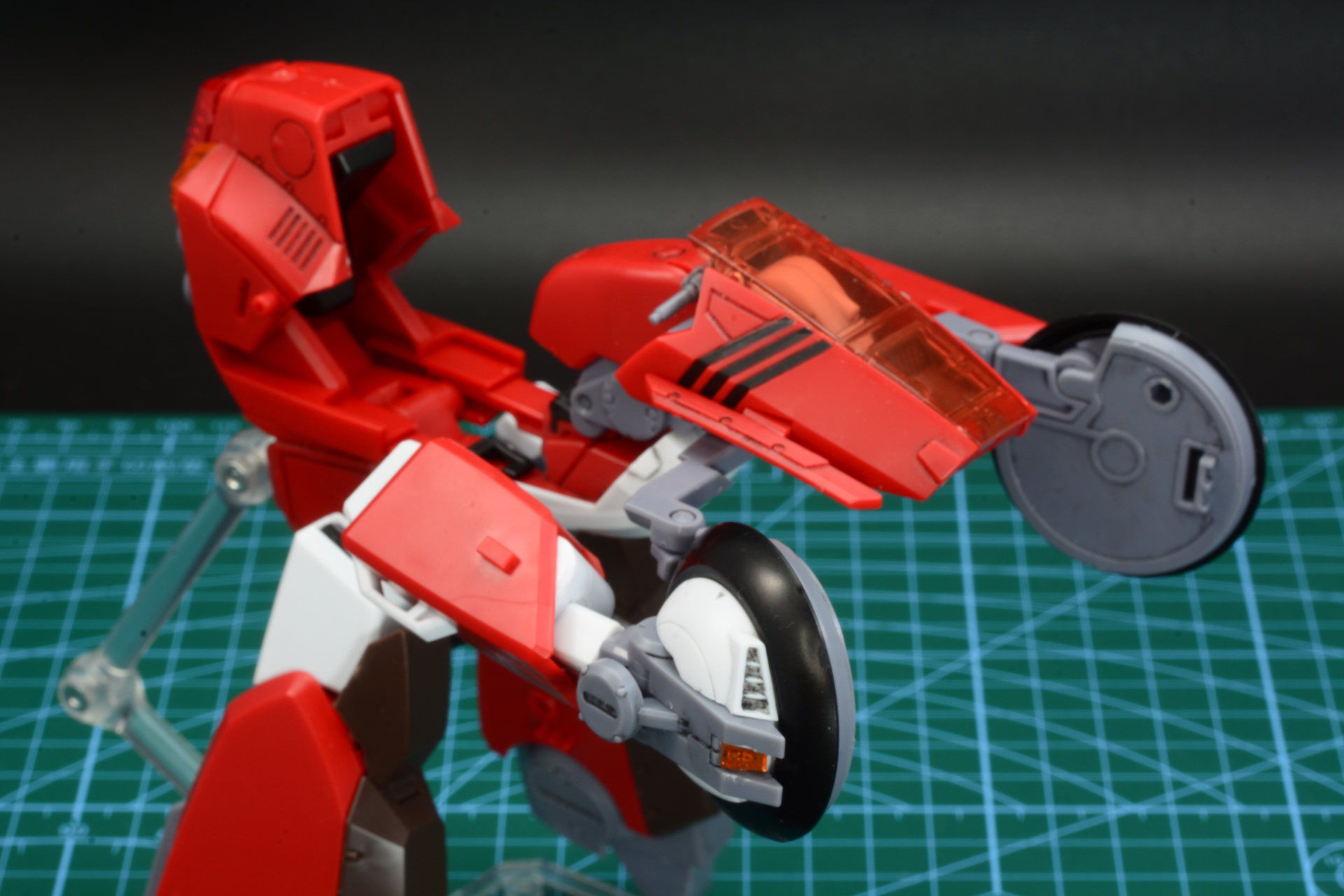 カウル部分を本体から分離、頭部を収納する