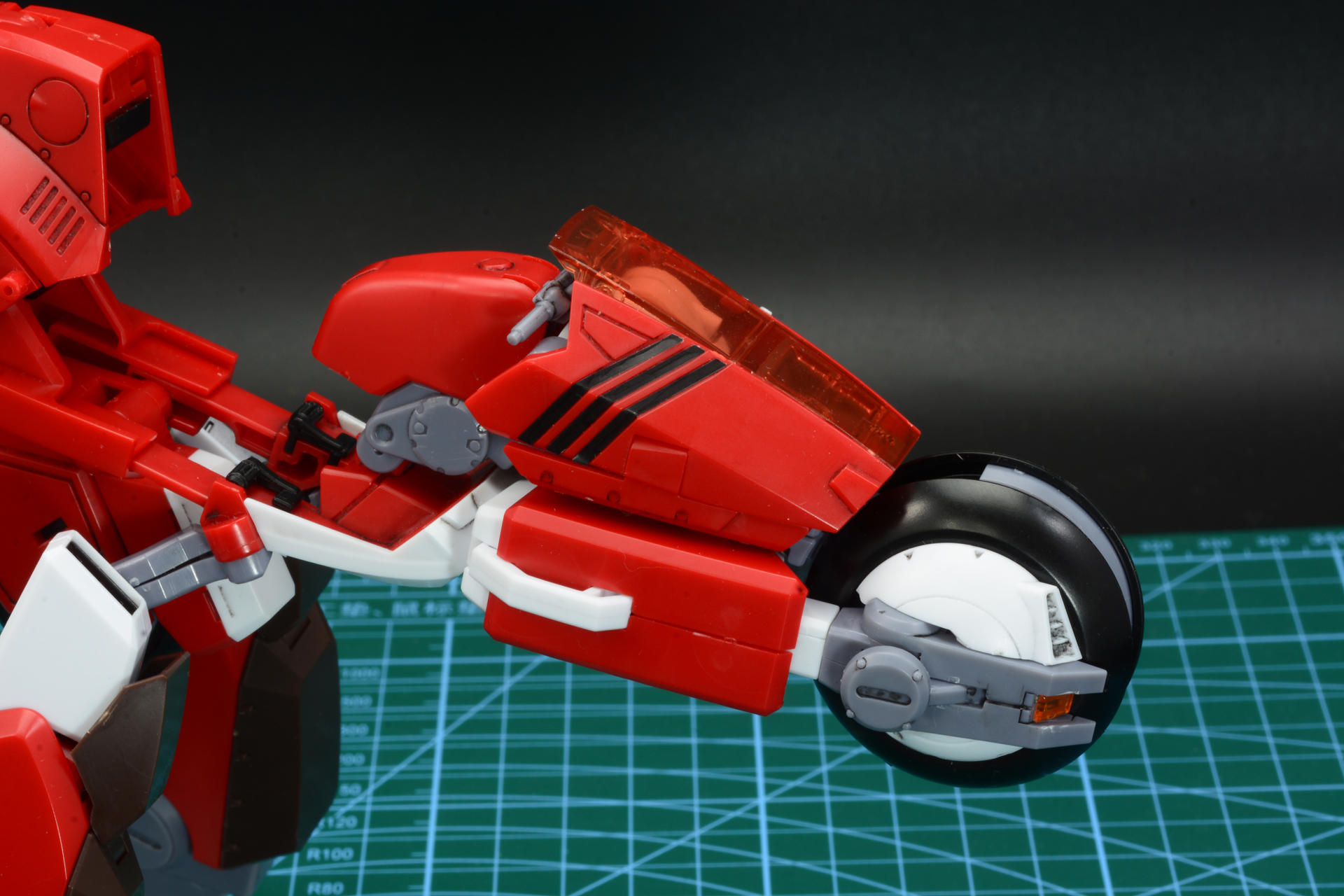 カウルを前に移動、タイヤを合わせ腕を収めれば、一気にシルエットがバイクらしく