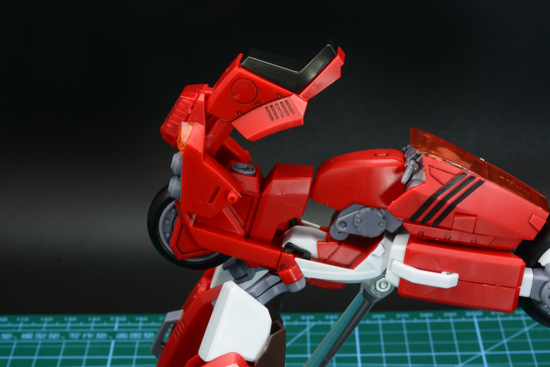 ボディの変形。後輪を折畳み、背中からシートを出す