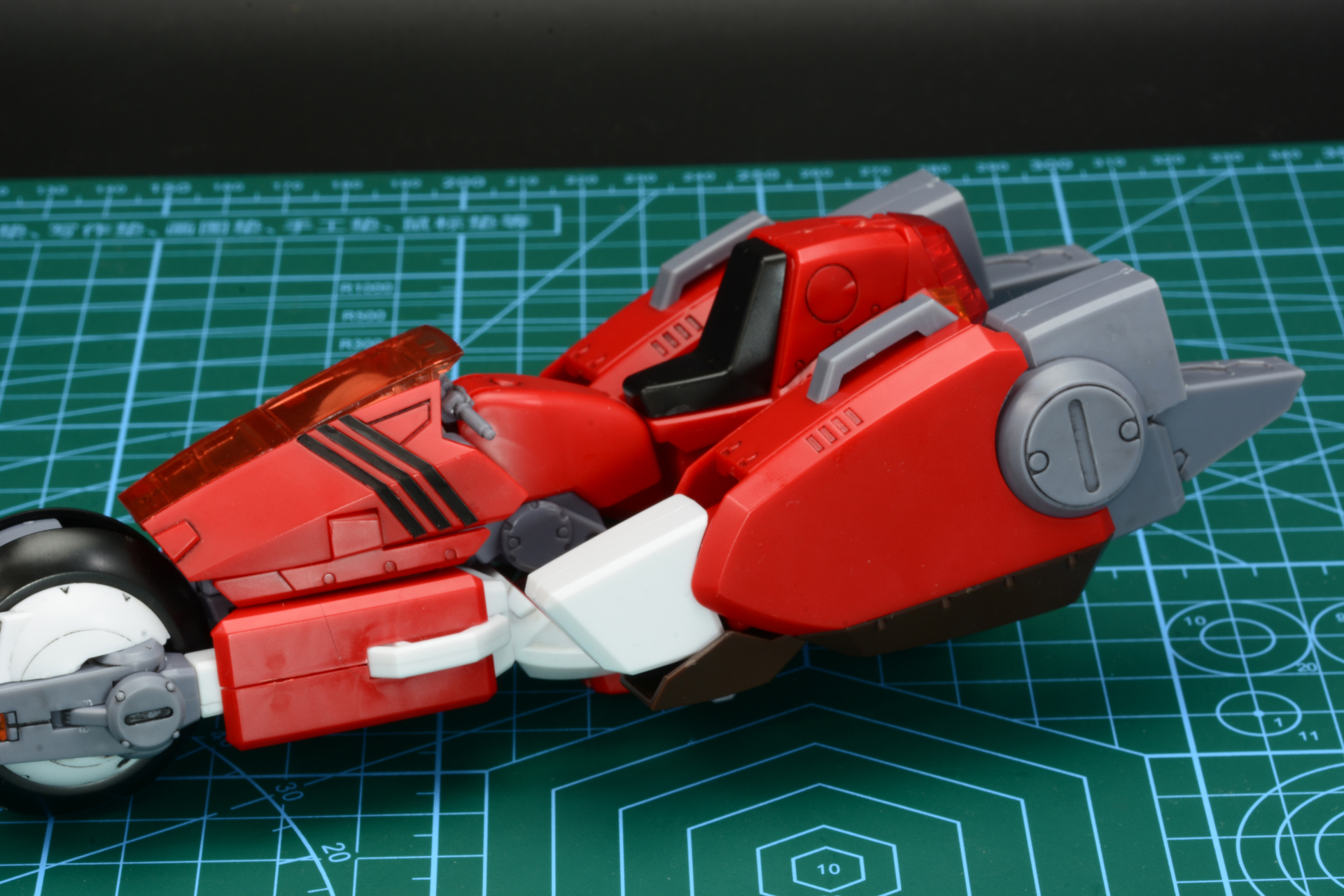 足の基部を移動させ、車体の側面に