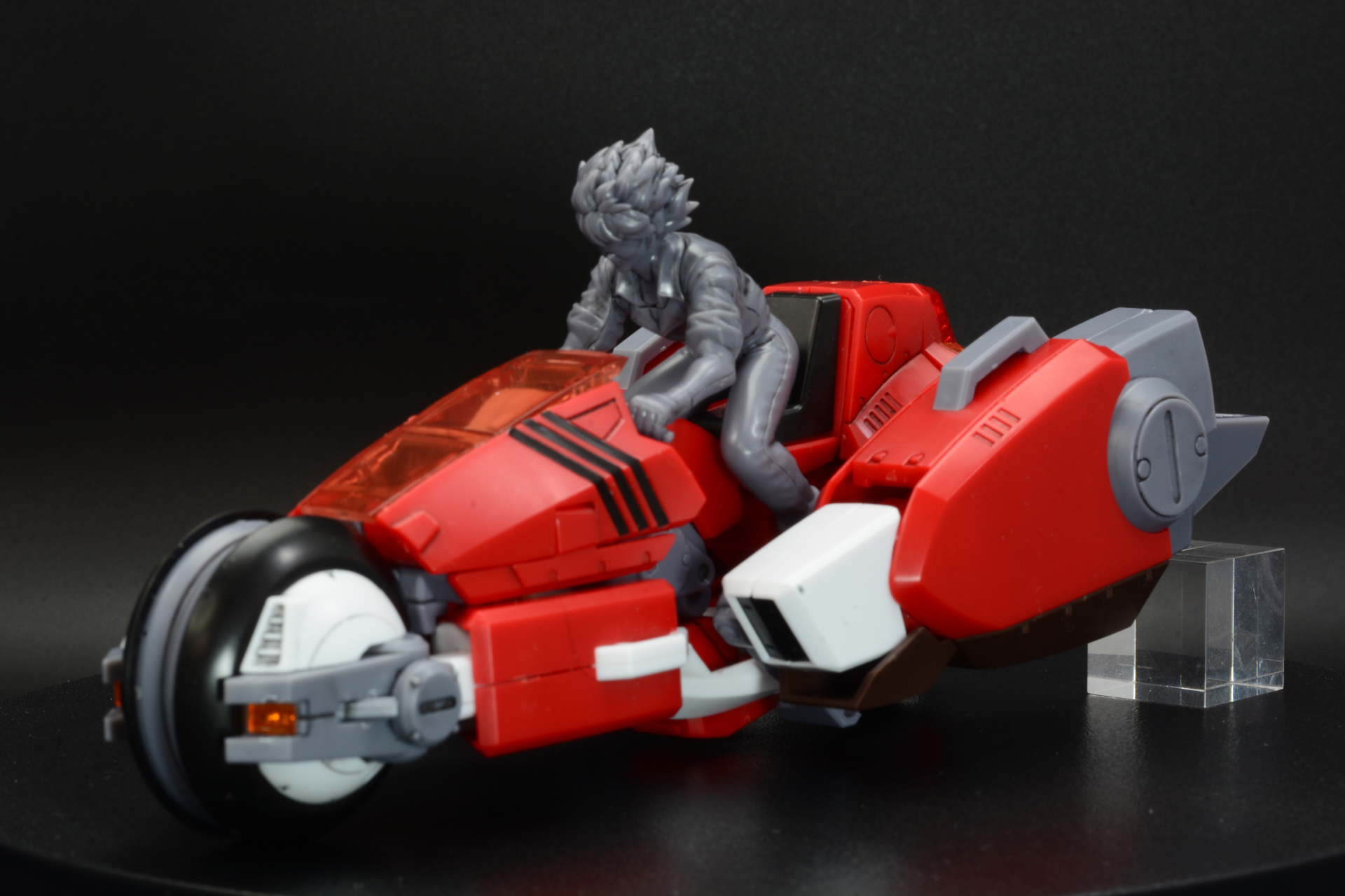 マニューバクラフト形態では足を浮かすことで走行状態を再現できる