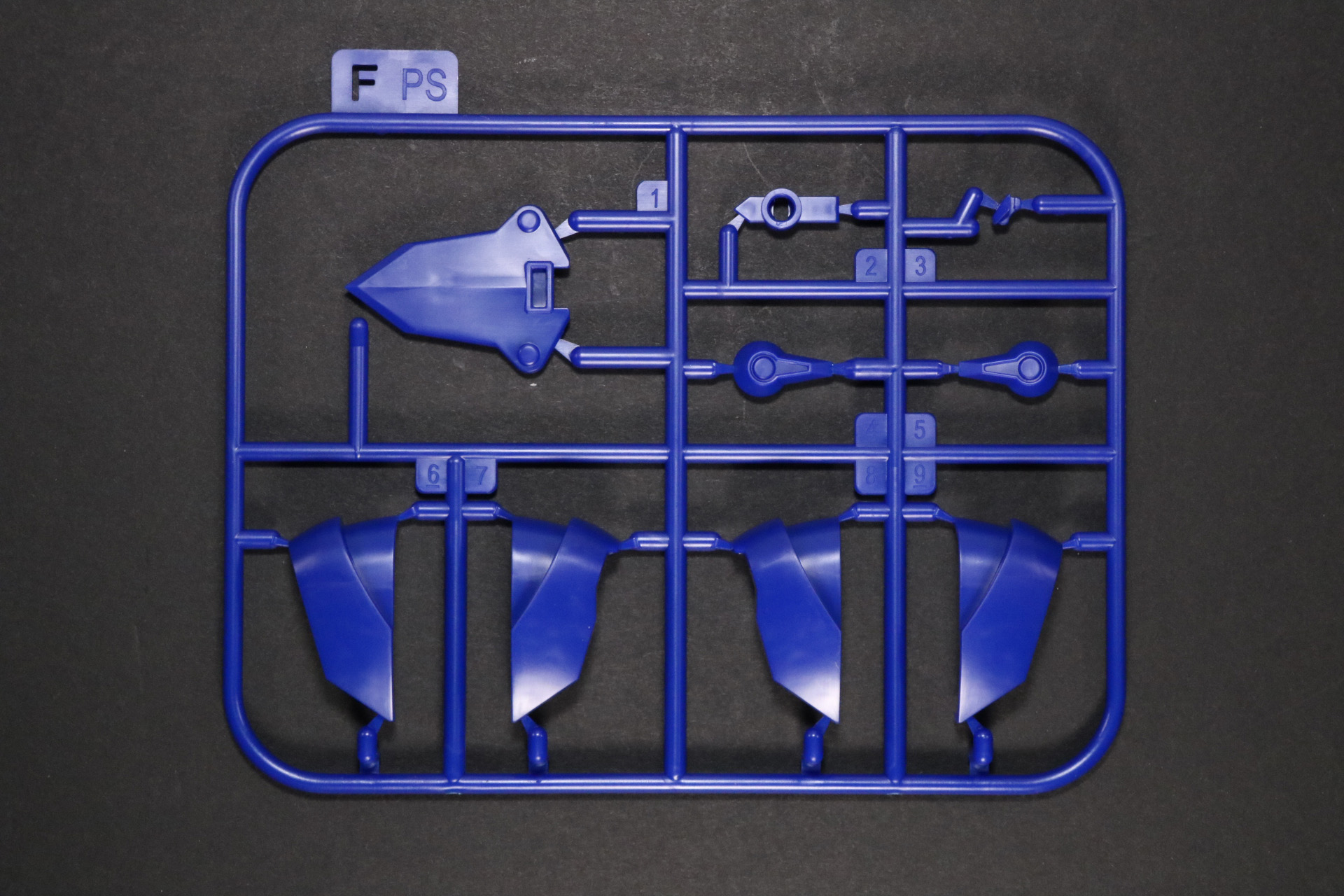 Fパーツ。ブルーの成型色