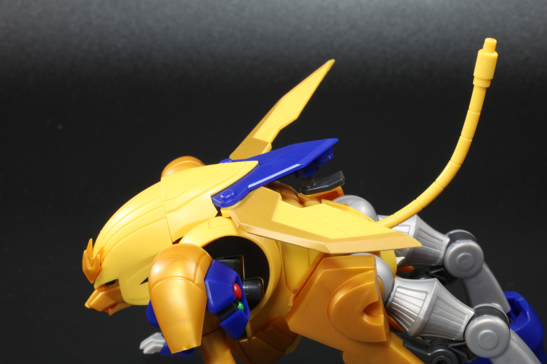 頭部裏の接続部に盾を付けて完成