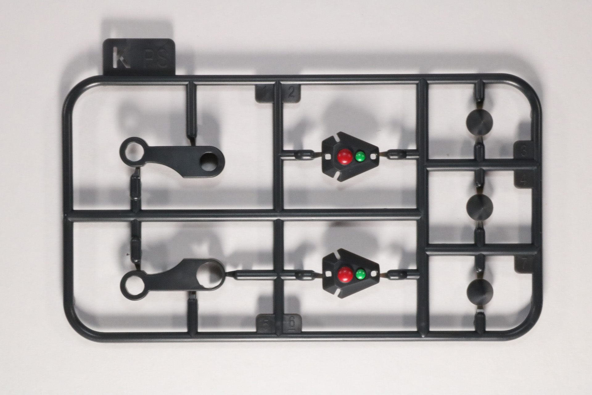 Kパーツ。肩の装飾部分が塗装されている。こちらは2枚入っている