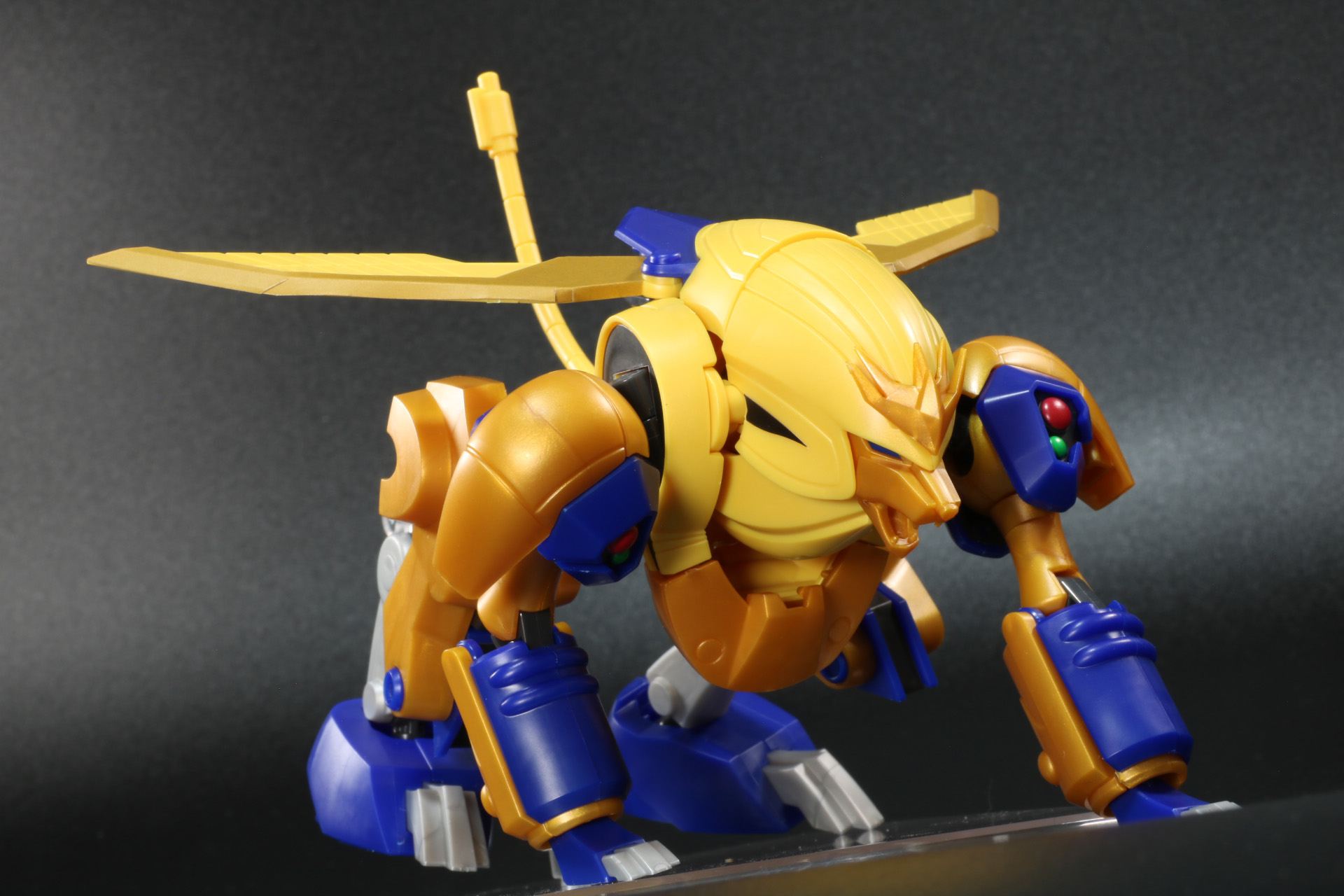 臨戦態勢の頭を低くした状態も