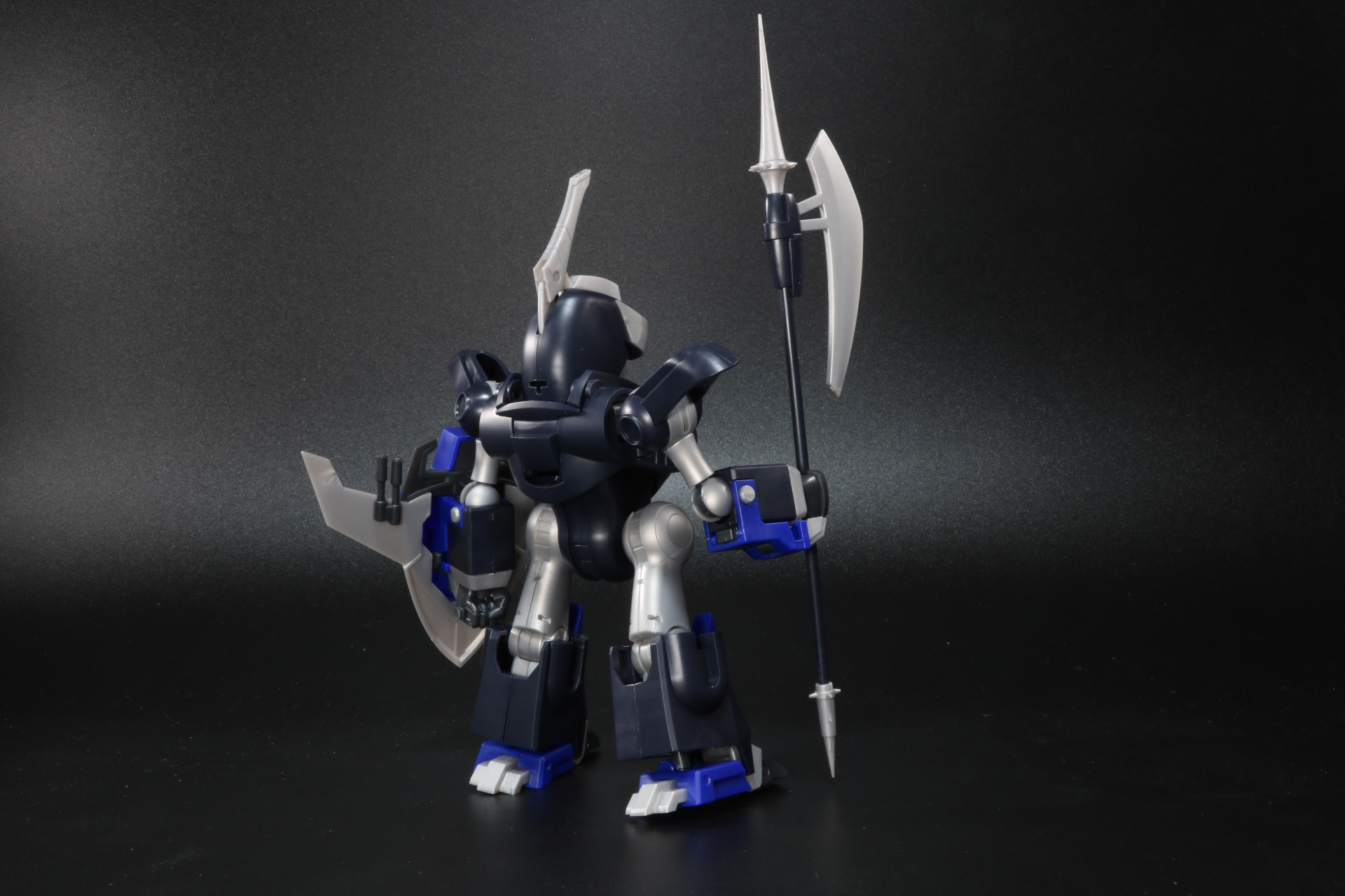 頭部のバイザー奥には目のディテールが見える