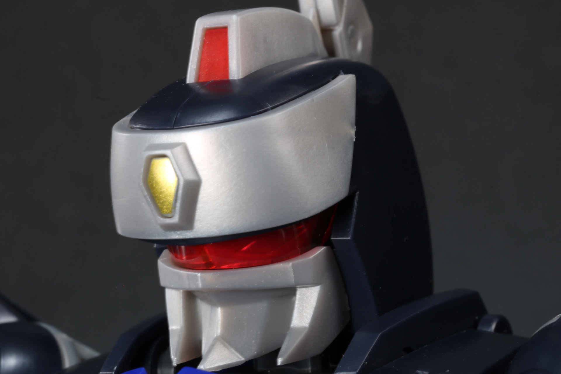 頭部のバイザー奥には目のディテールが見える