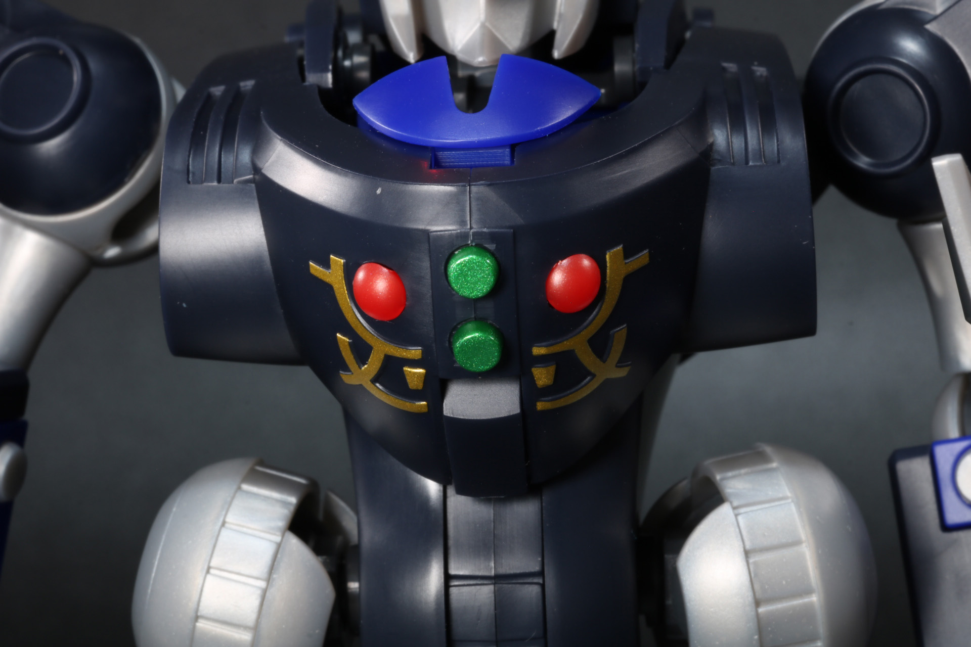 胸部のパーツは塗装済みパーツと成形色で細かく造形されている