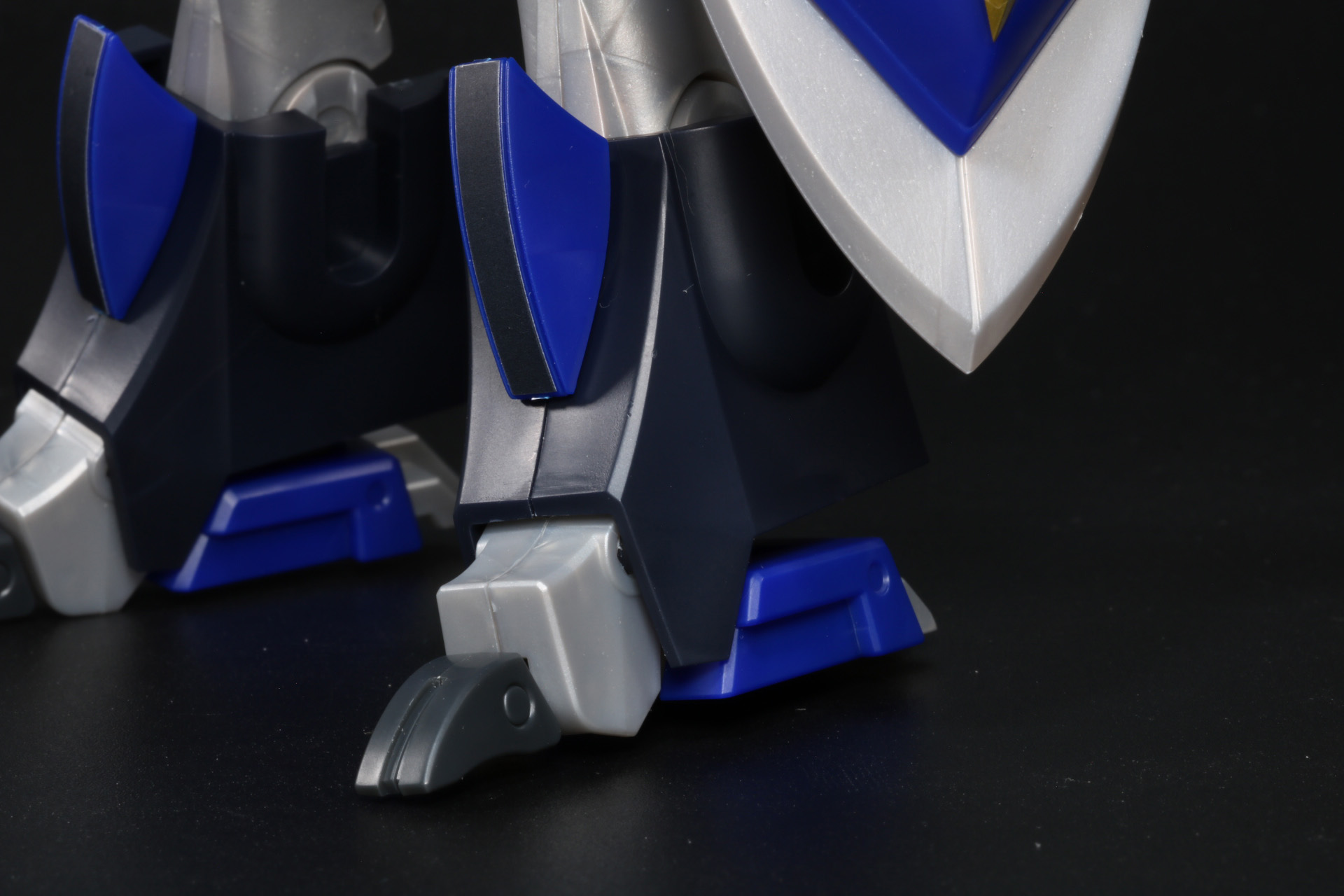 脚部も堅牢なデザイン