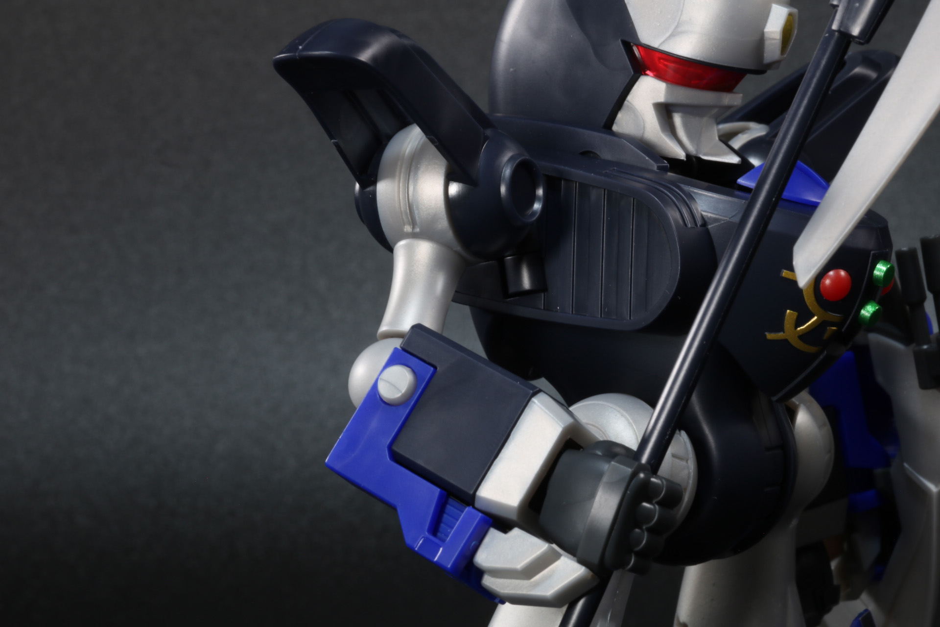 腕部は細身のシルエットだが、保持力抜群