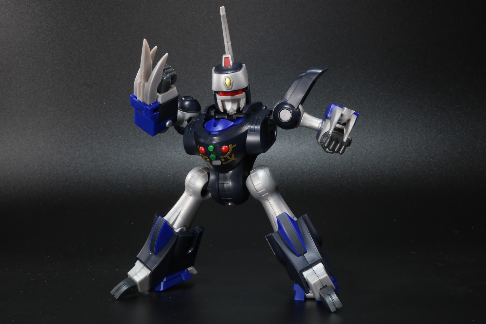 パンサークローを差し替えてインファイトもお手の物