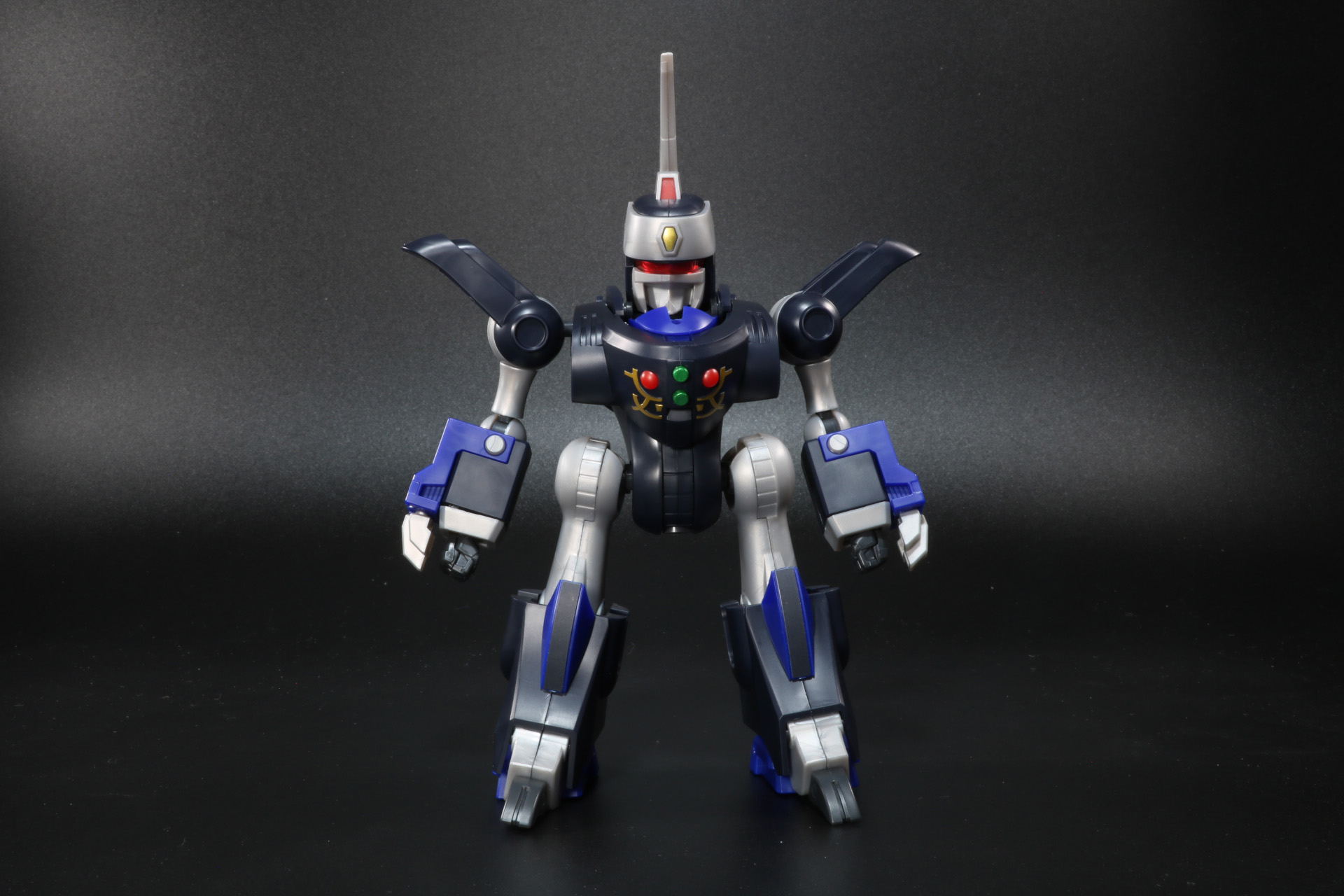 手首は通常の握り手で、盾は取り外す。股関節の引き出し、肩アーマーの角度を調整