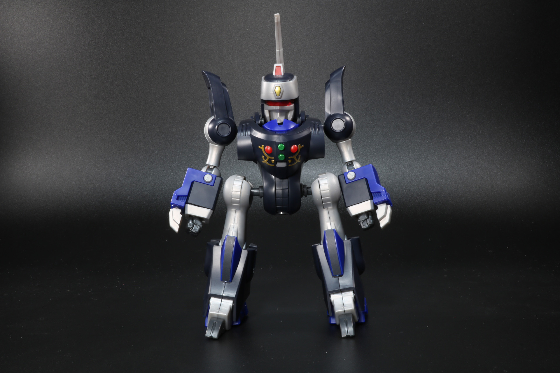 手首は通常の握り手で、盾は取り外す。股関節の引き出し、肩アーマーの角度を調整