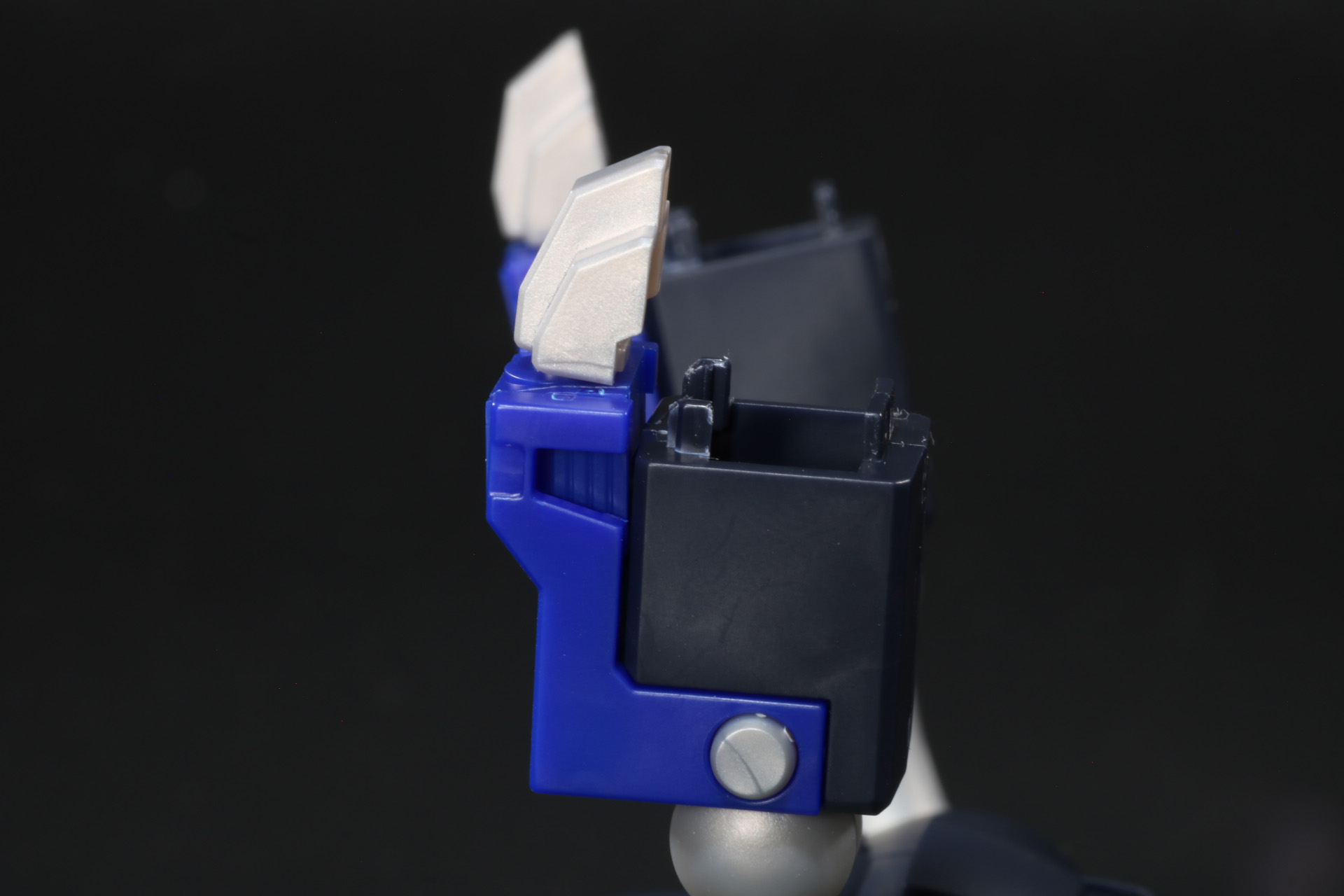 手首部分を取りつけ、爪パーツを展開