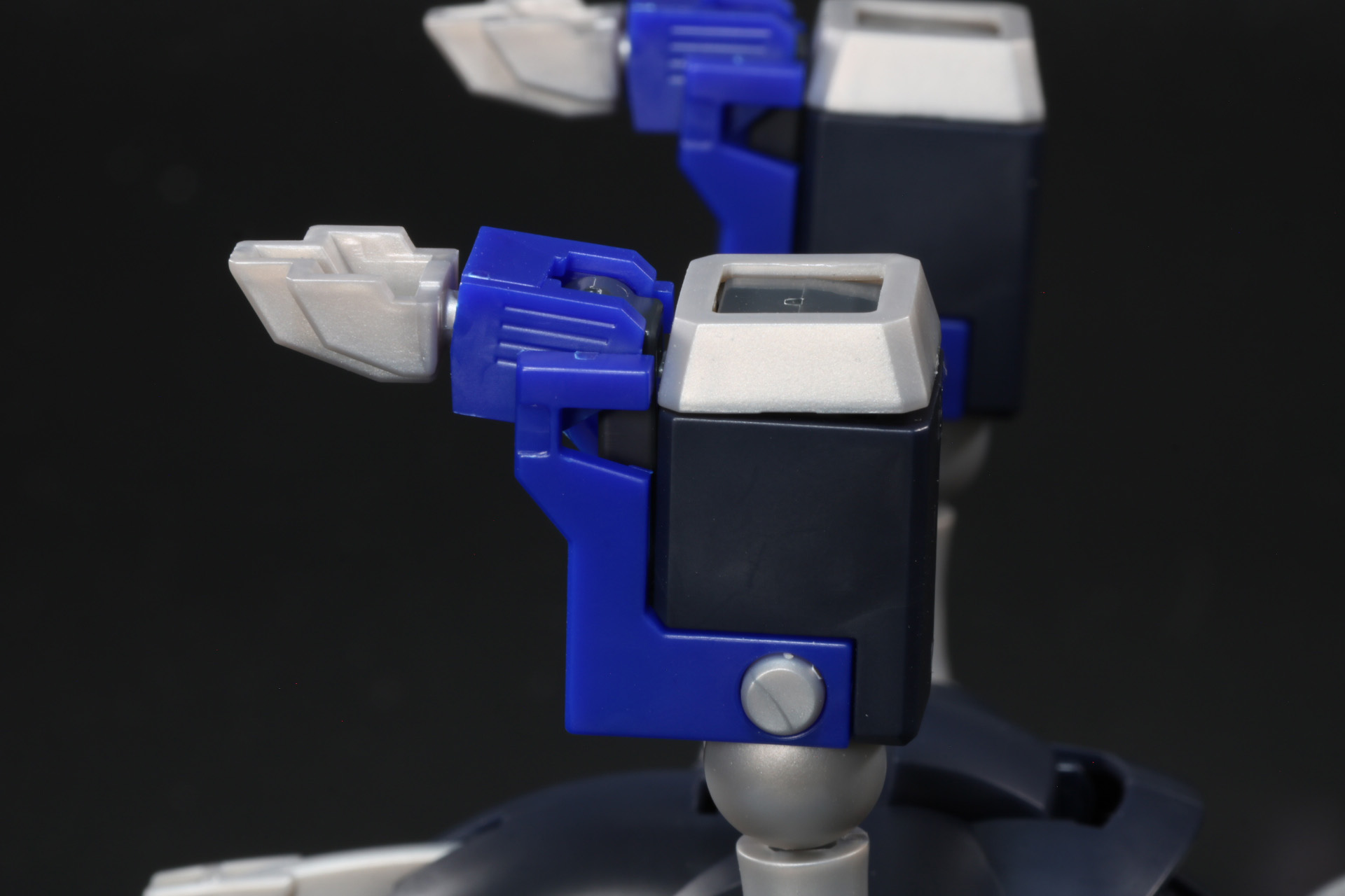 手首部分を取りつけ、爪パーツを展開