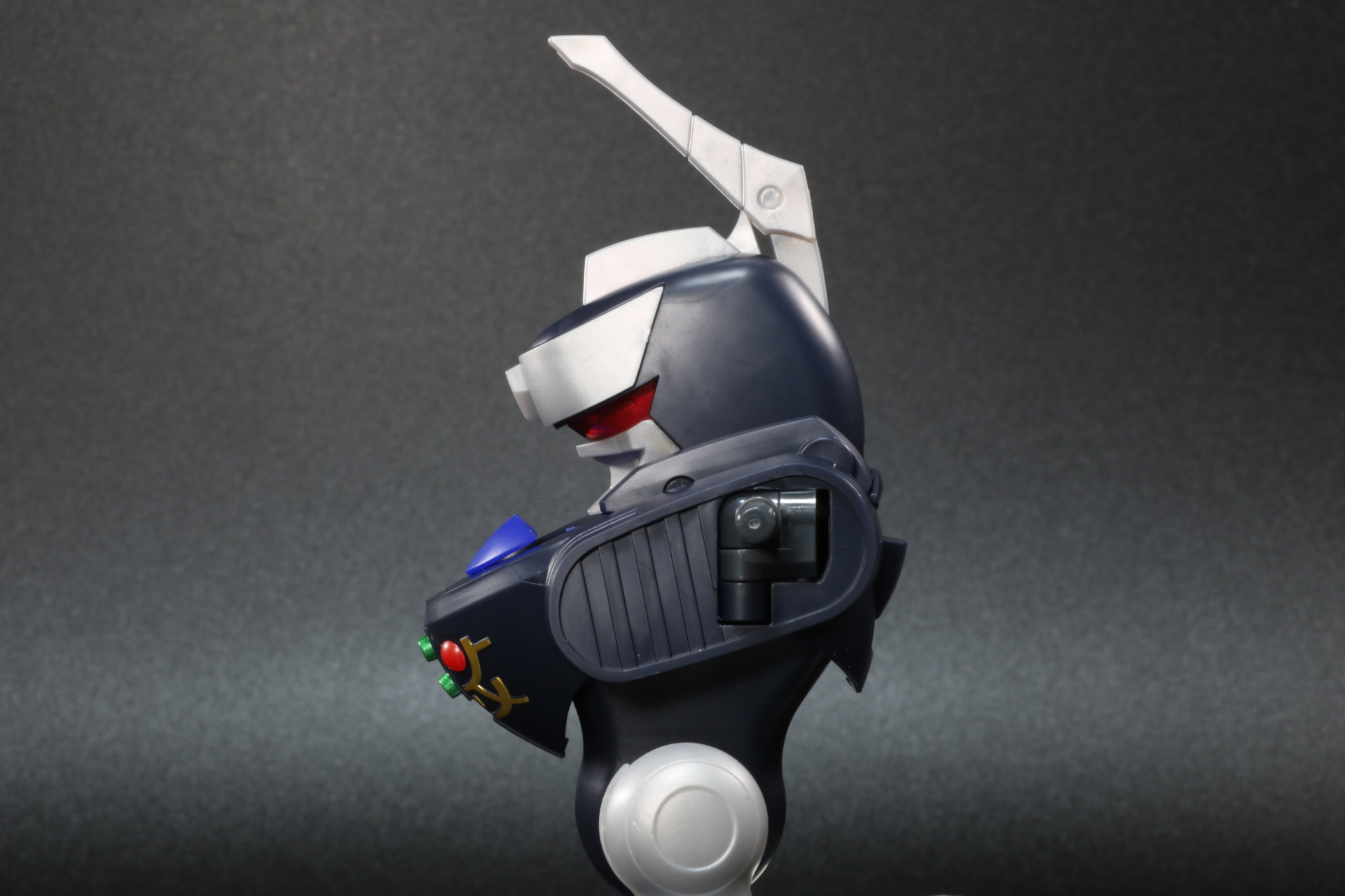 胴体、頭部の飾りを展開させ、頭部を反転させる