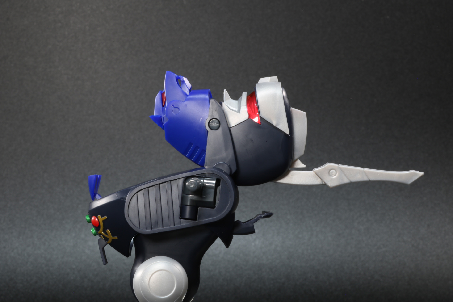 胴体、頭部の飾りを展開させ、頭部を反転させる