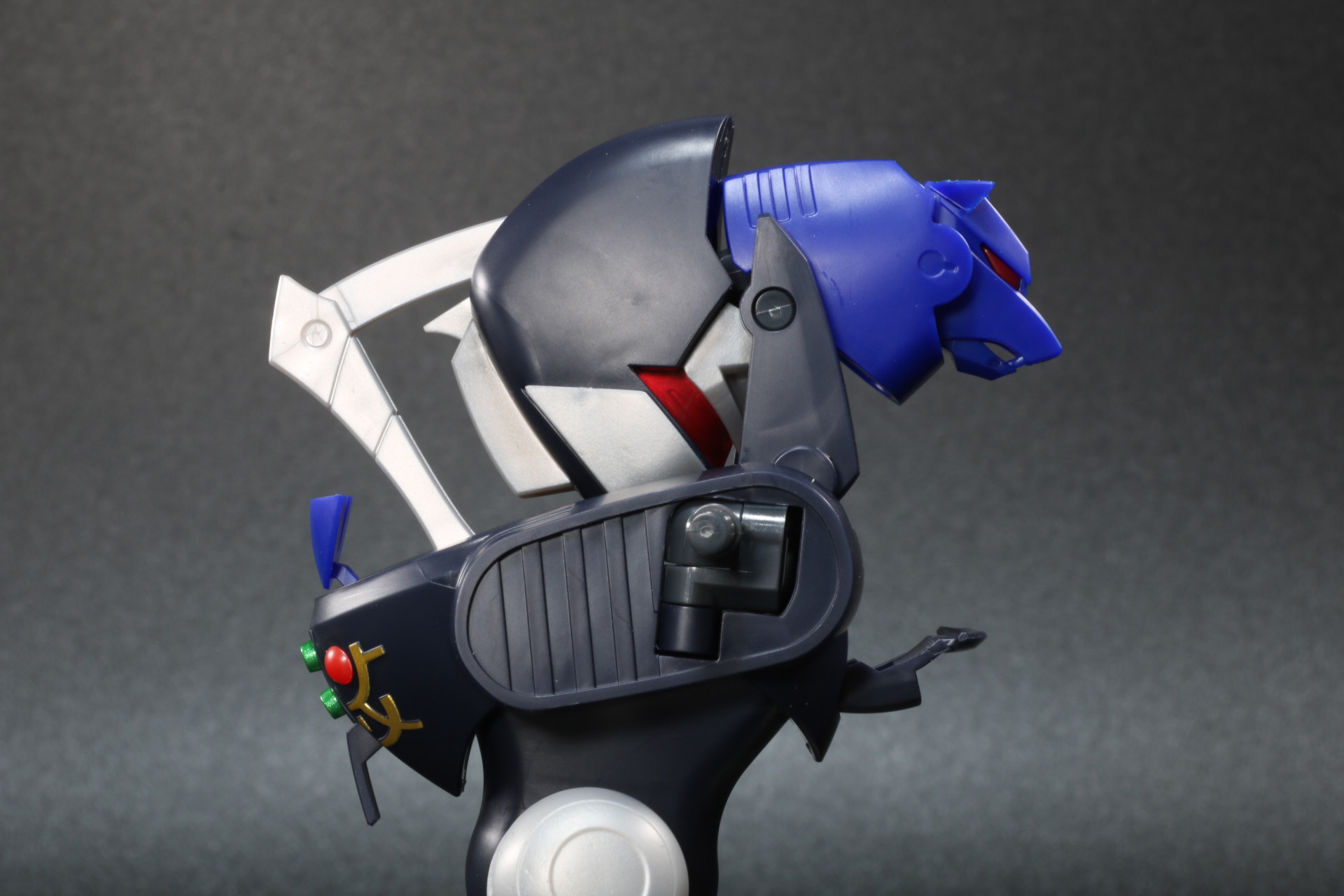 脚部の膝下アーマーを引き上げる