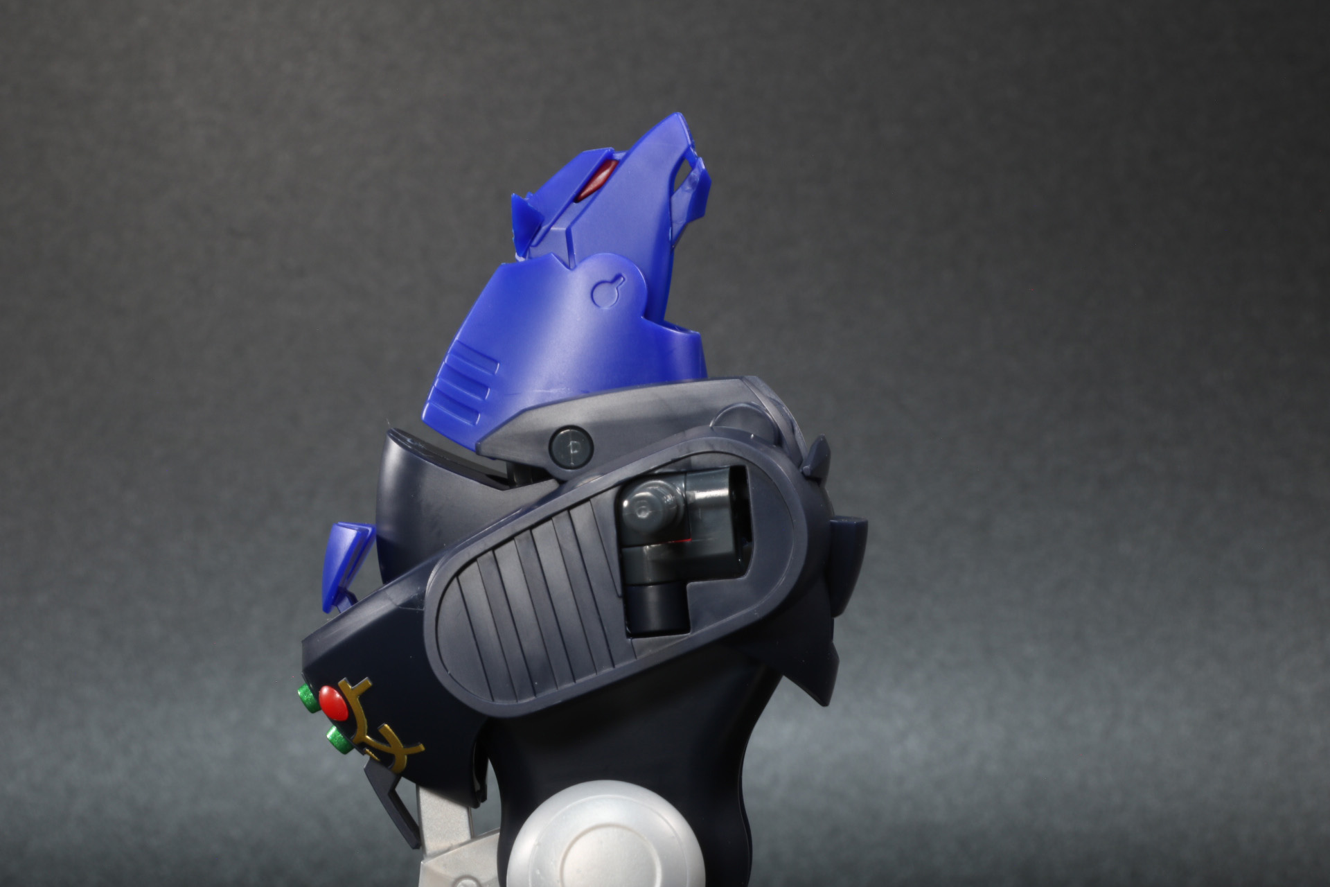 脚部の膝下アーマーを引き上げる