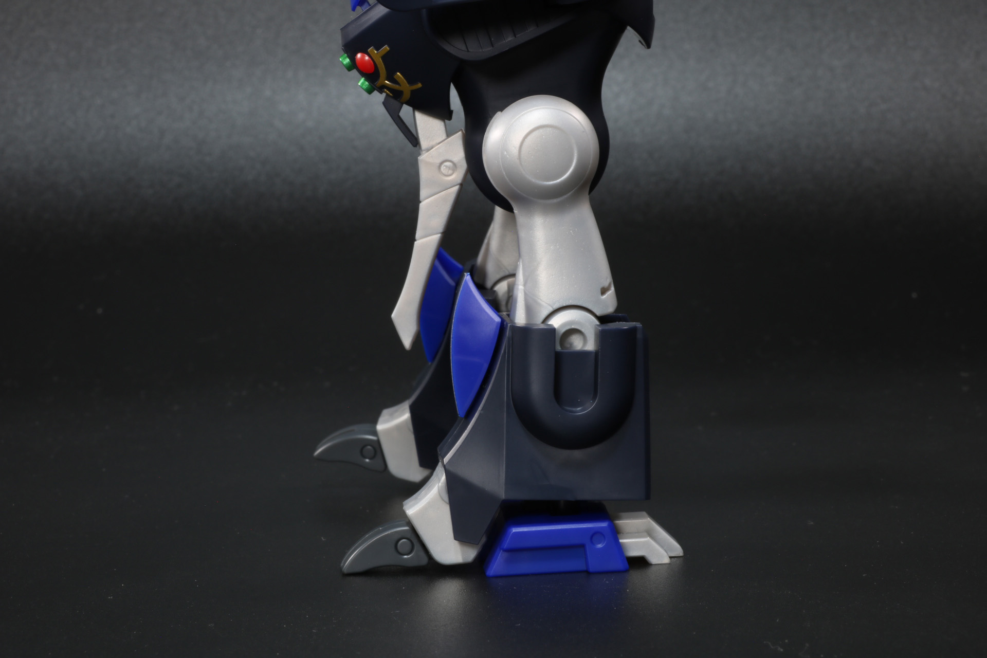 脚部の膝下アーマーを引き上げる