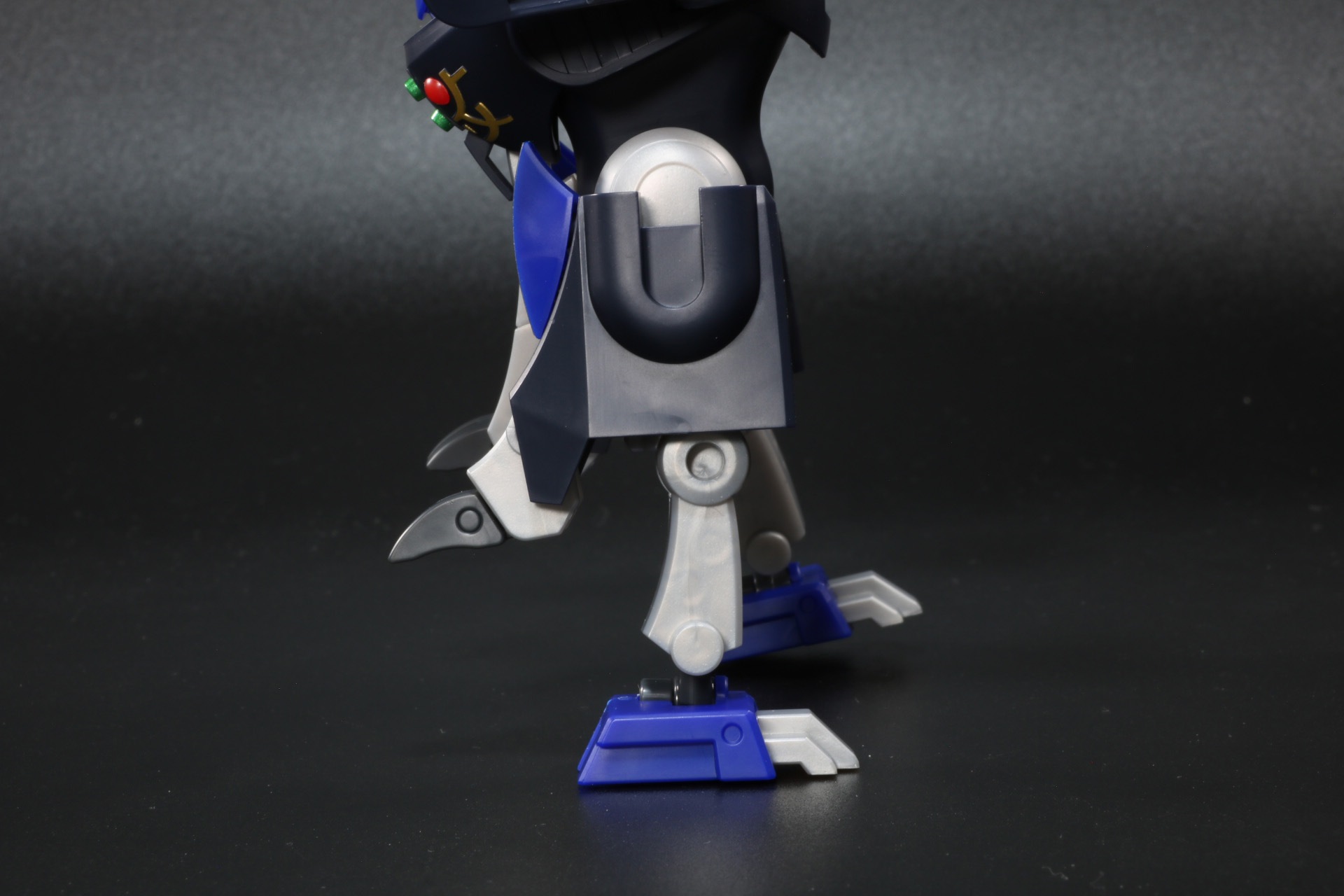 脚部の膝下アーマーを引き上げる