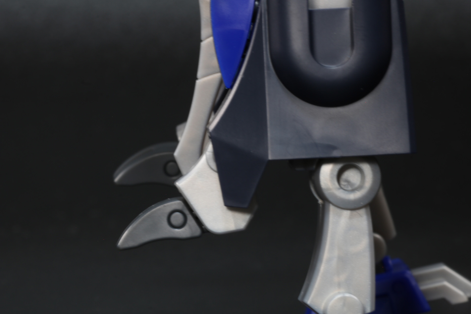 脚部のつま先部分を収納