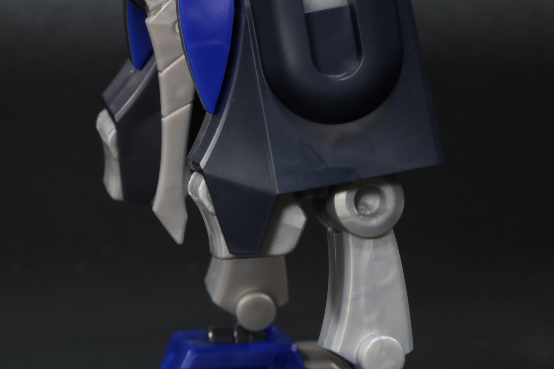 脚部のつま先部分を収納