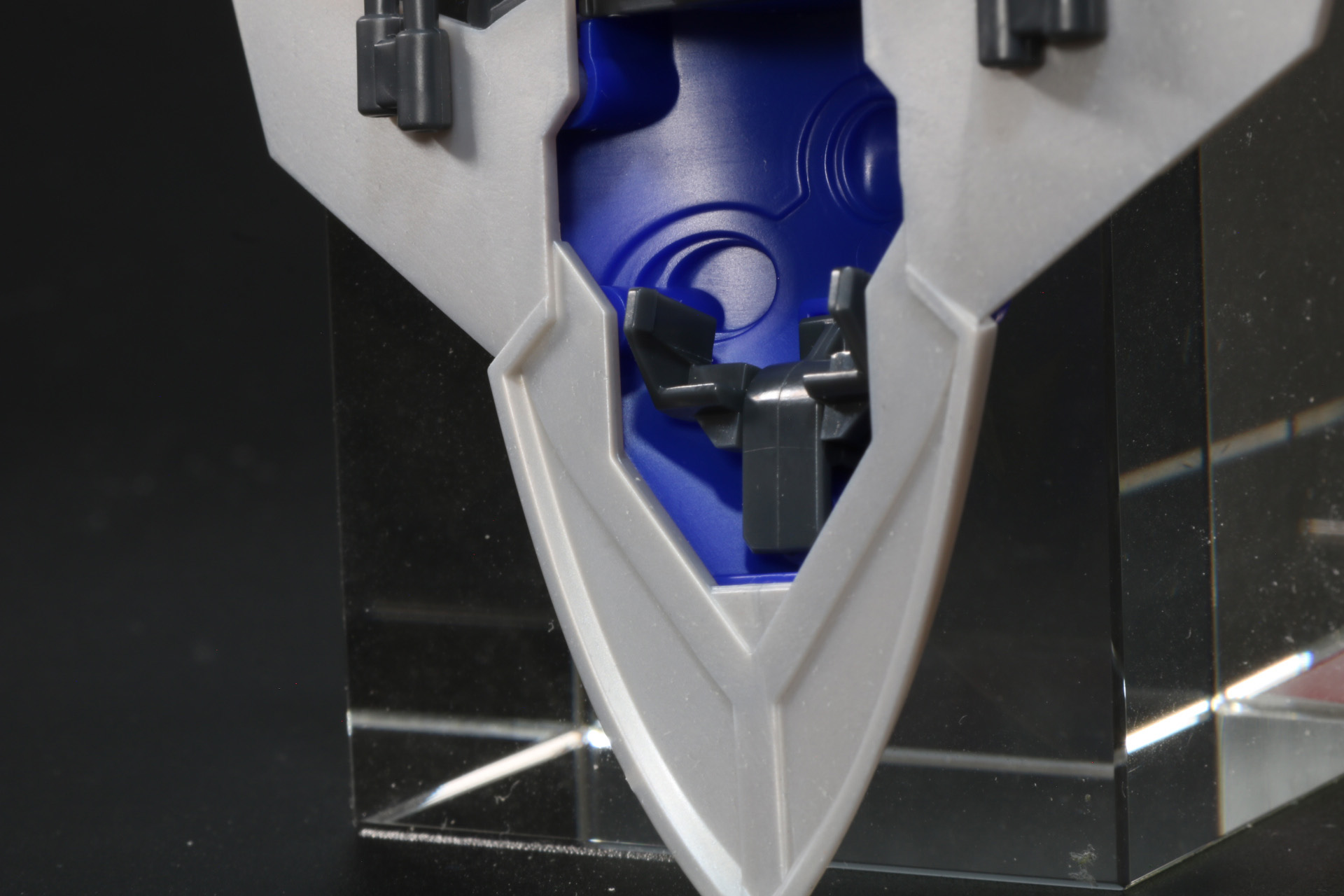 盾の裏のジョイント部分の角度を調整