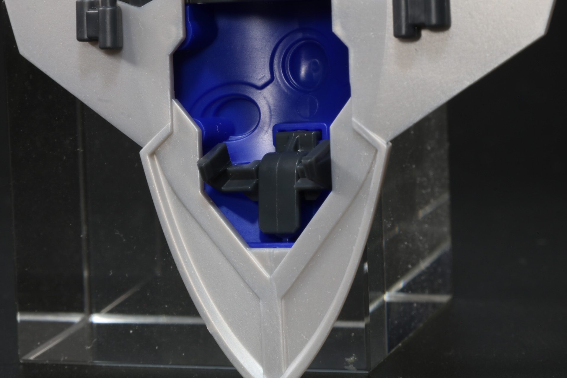 盾の裏のジョイント部分の角度を調整