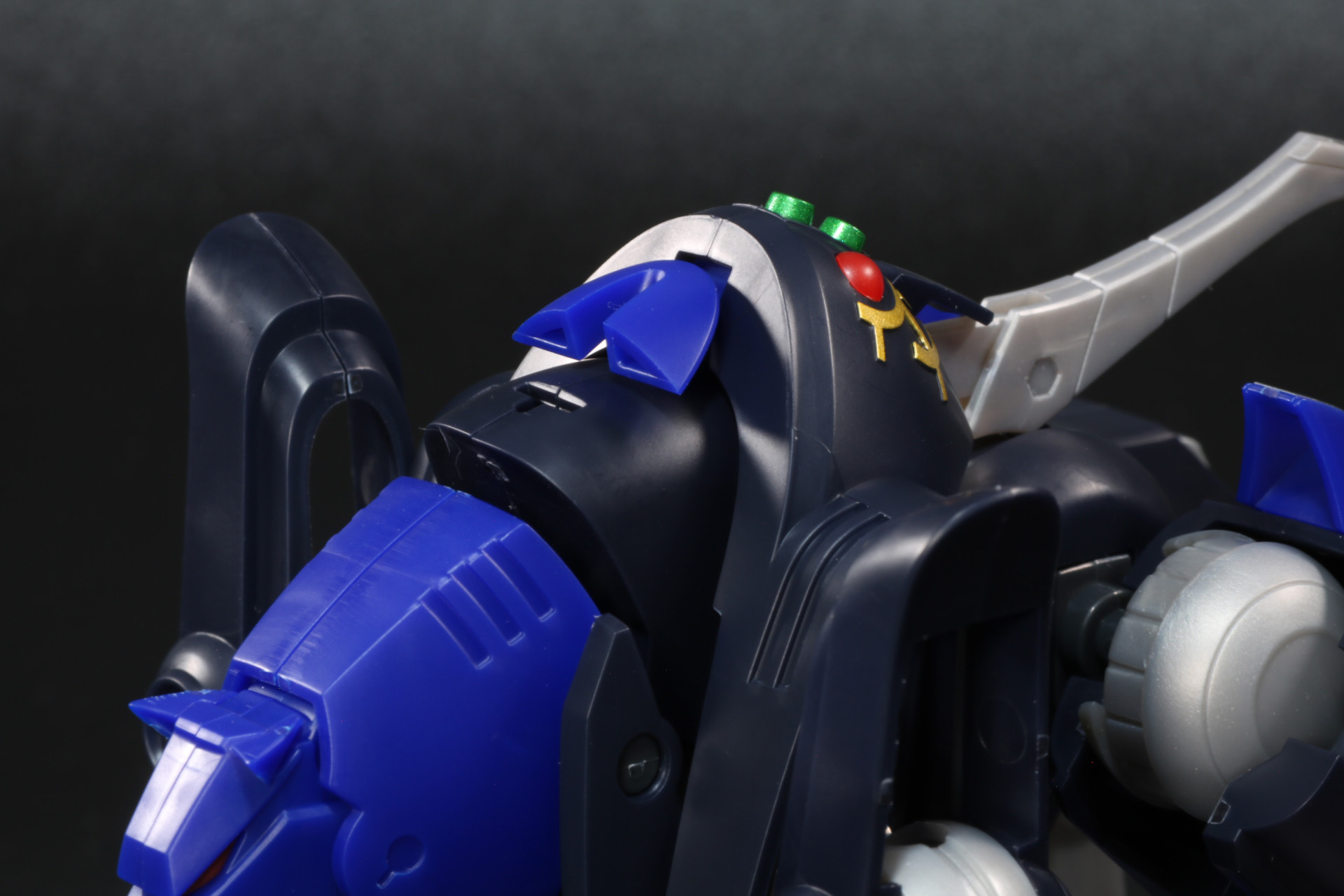 上部に盾を接続して完成