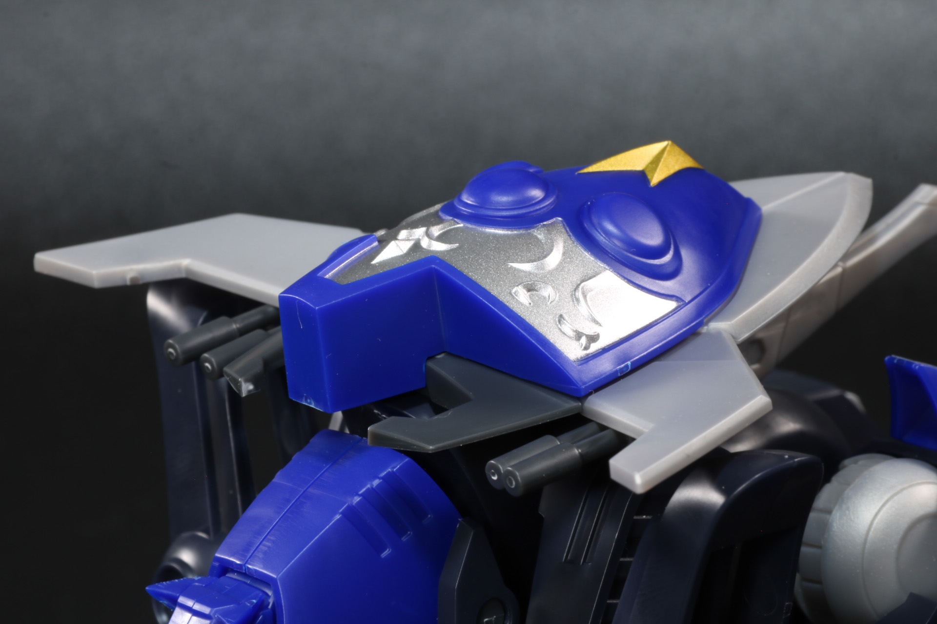 上部に盾を接続して完成