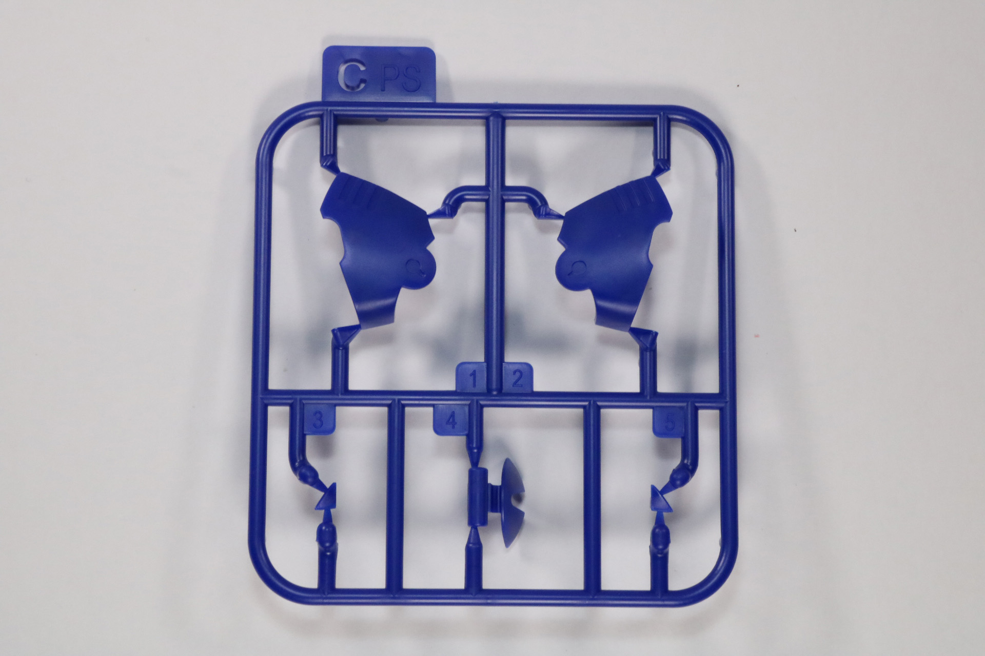 Cパーツ。成形色はブルー