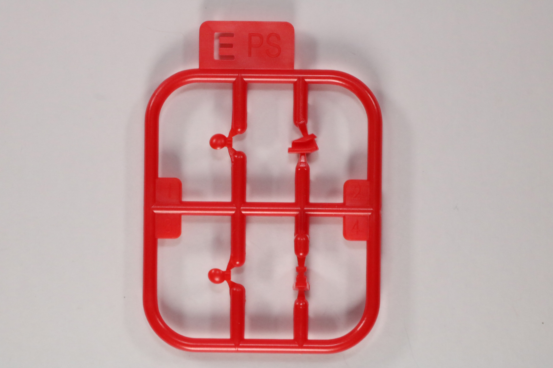 Eパーツ。レッドの成型色で細かいパーツとなっているので切り取りに注意したい