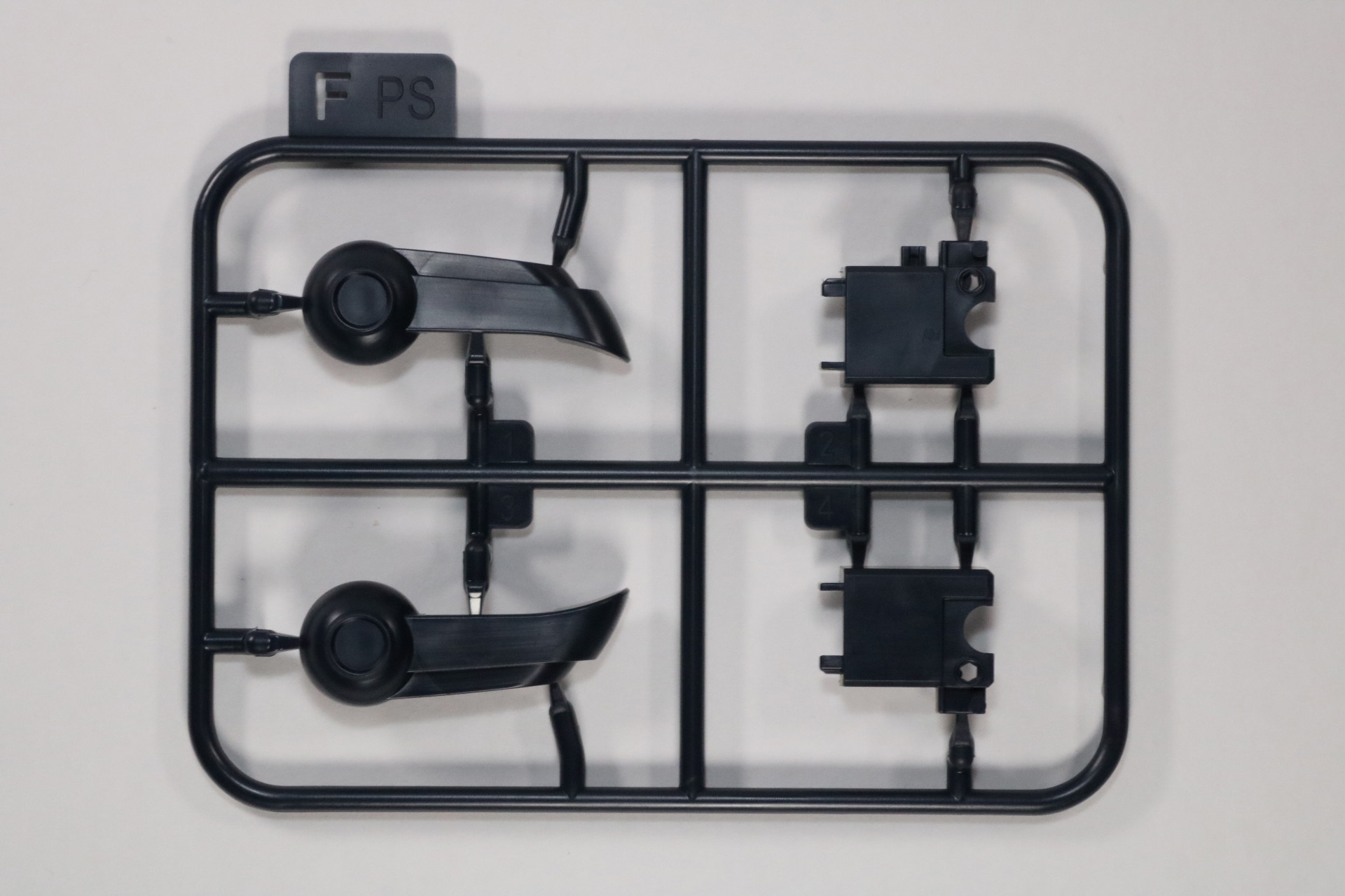 Fパーツ。こちらは2枚入っている