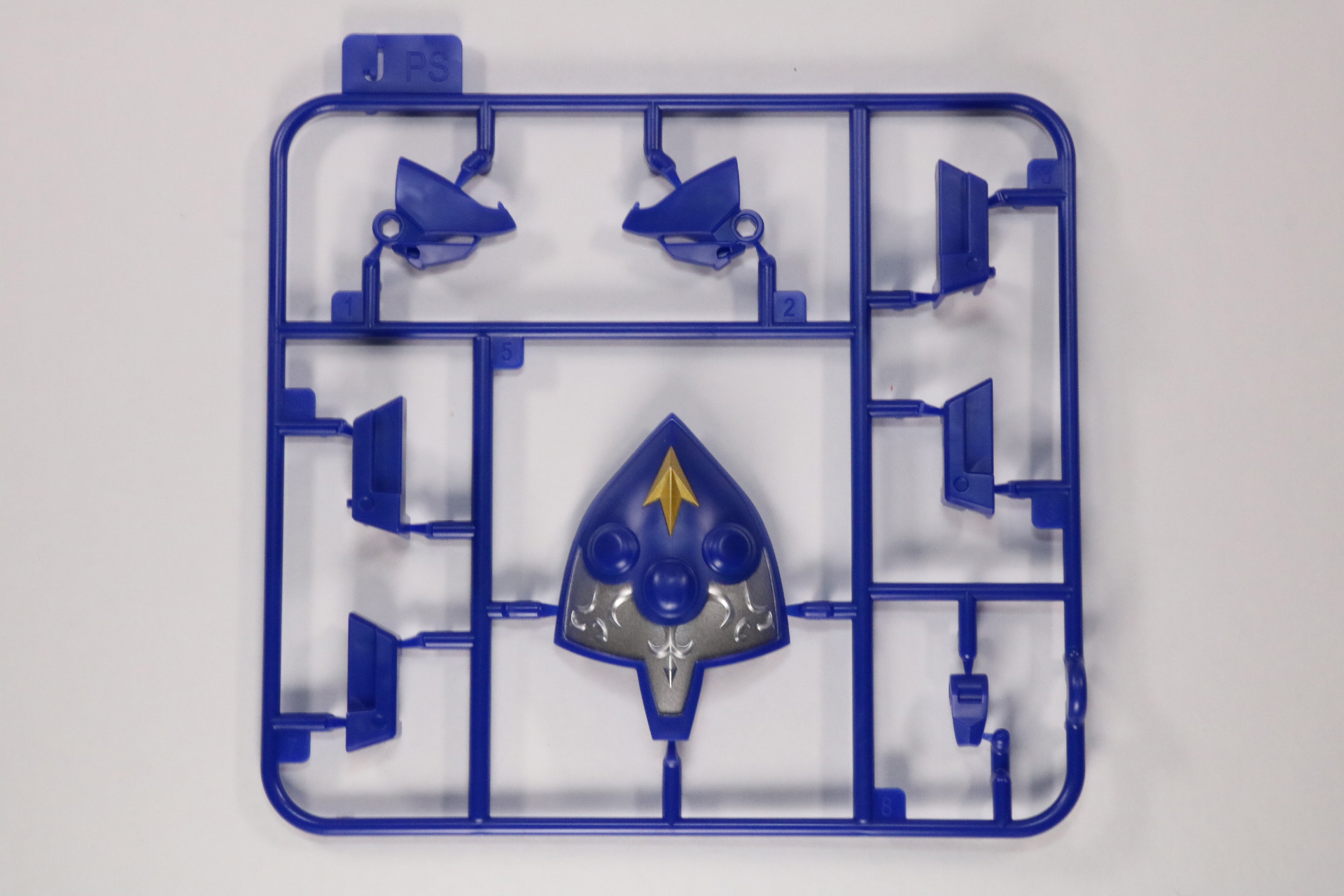 Jパーツ。盾に使用するパーツは塗装済みパーツとなっている