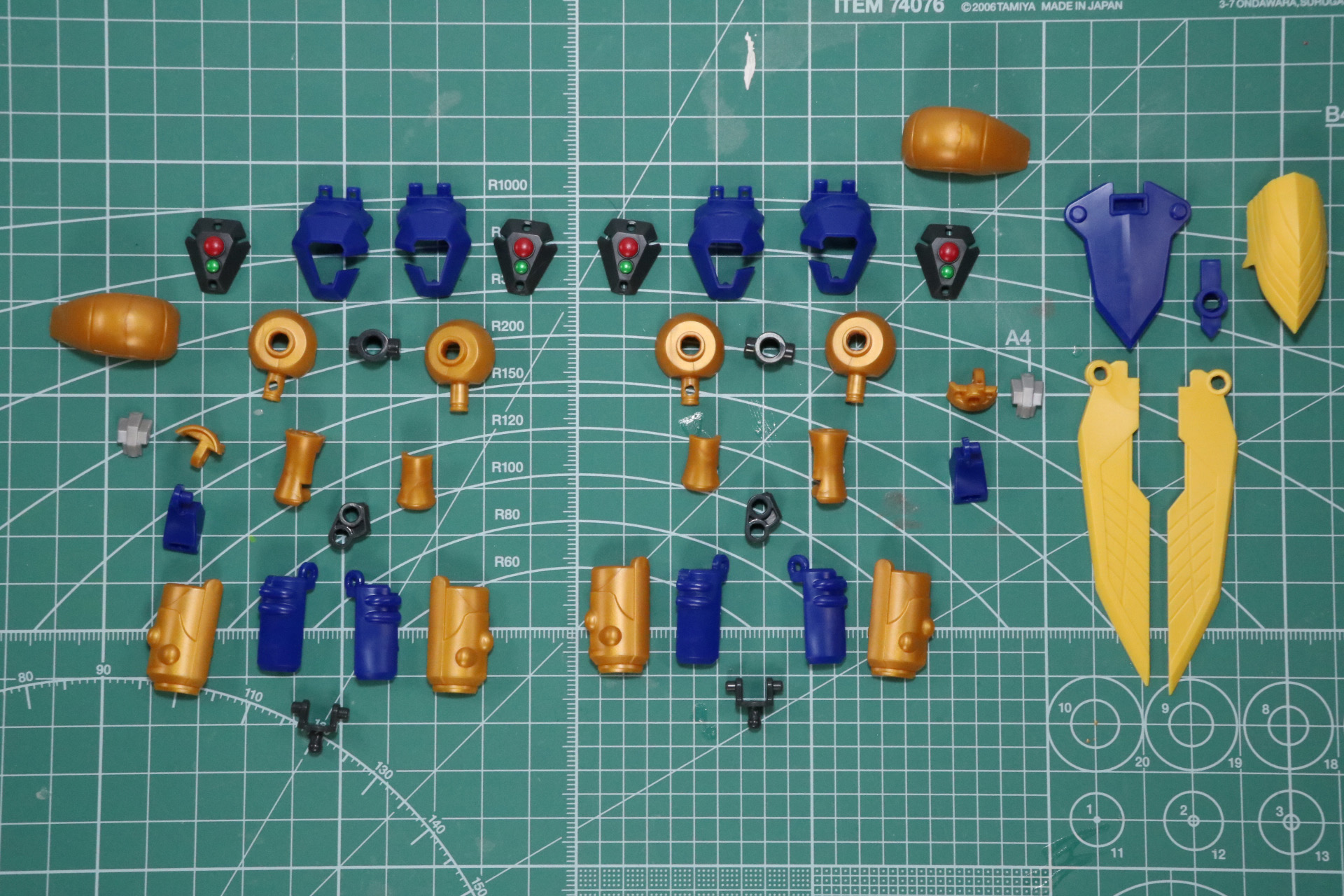 左肩の盾はジョイントパーツで接続。ボールジョイントで角度調整ができる