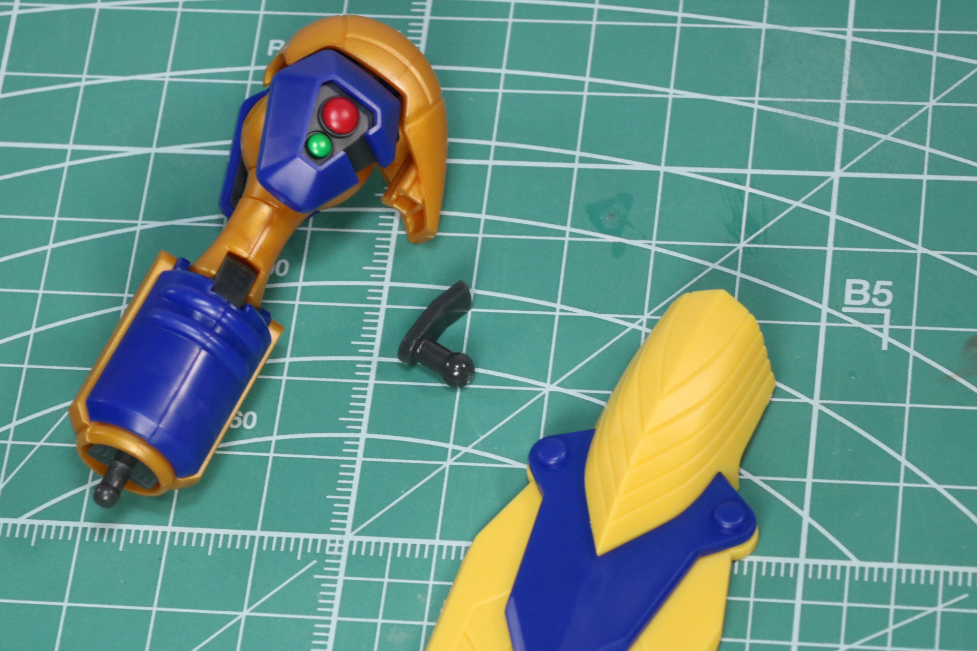 左肩の盾はジョイントパーツで接続。ボールジョイントで角度調整ができる