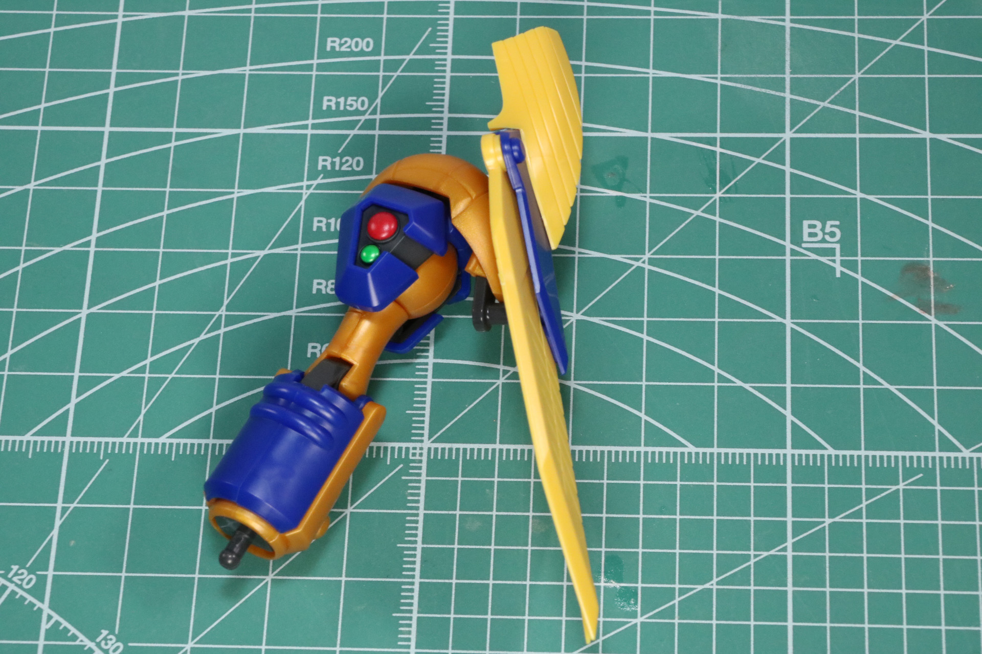 左肩の盾はジョイントパーツで接続。ボールジョイントで角度調整ができる